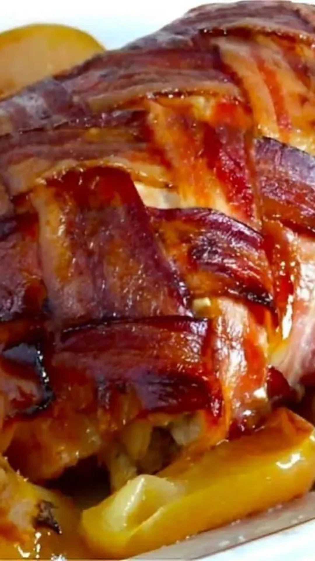 Lombo assado no forno com uma camada deliciosa de bacon perfeita para o Natal