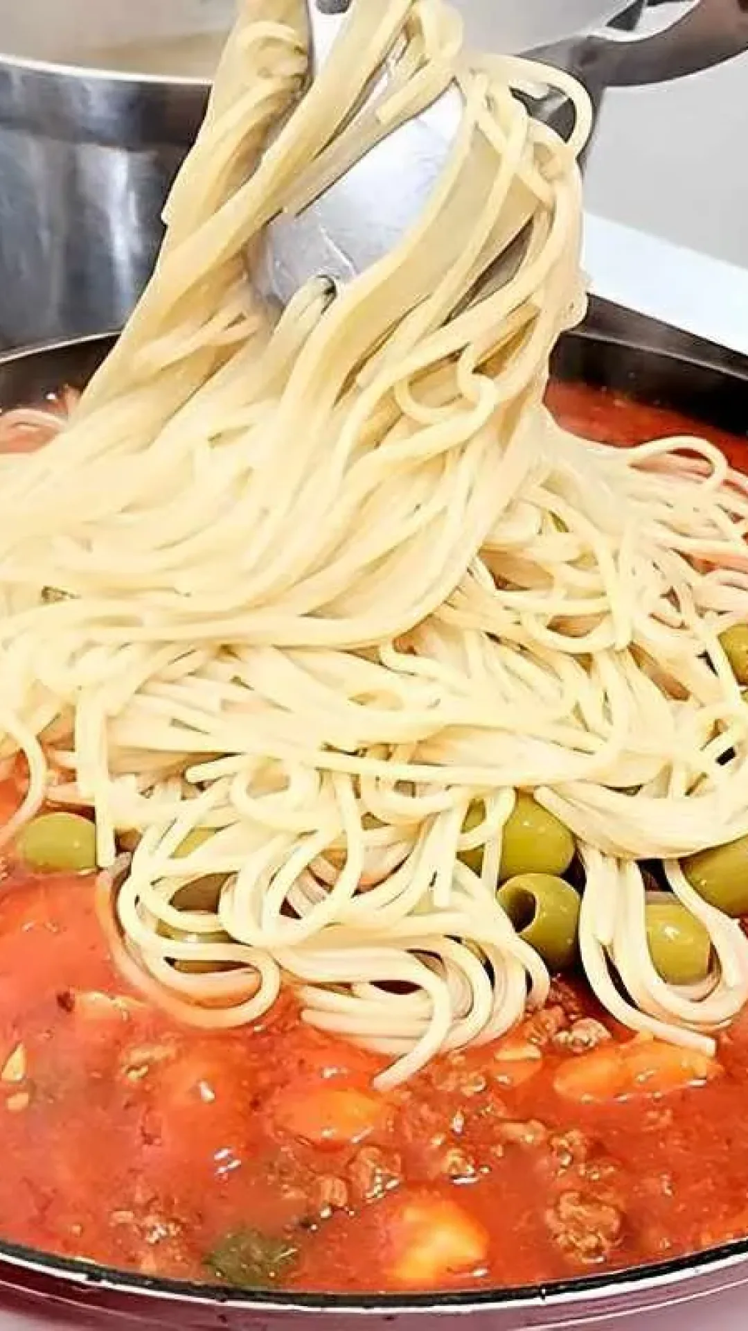 Macarrão à bolonhesa prático e delicioso para refeição da sua família