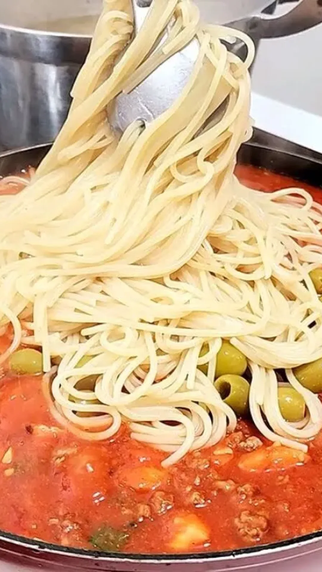 Macarrão à bolonhesa simples e saboroso, ideal para um almoço rápido e completo