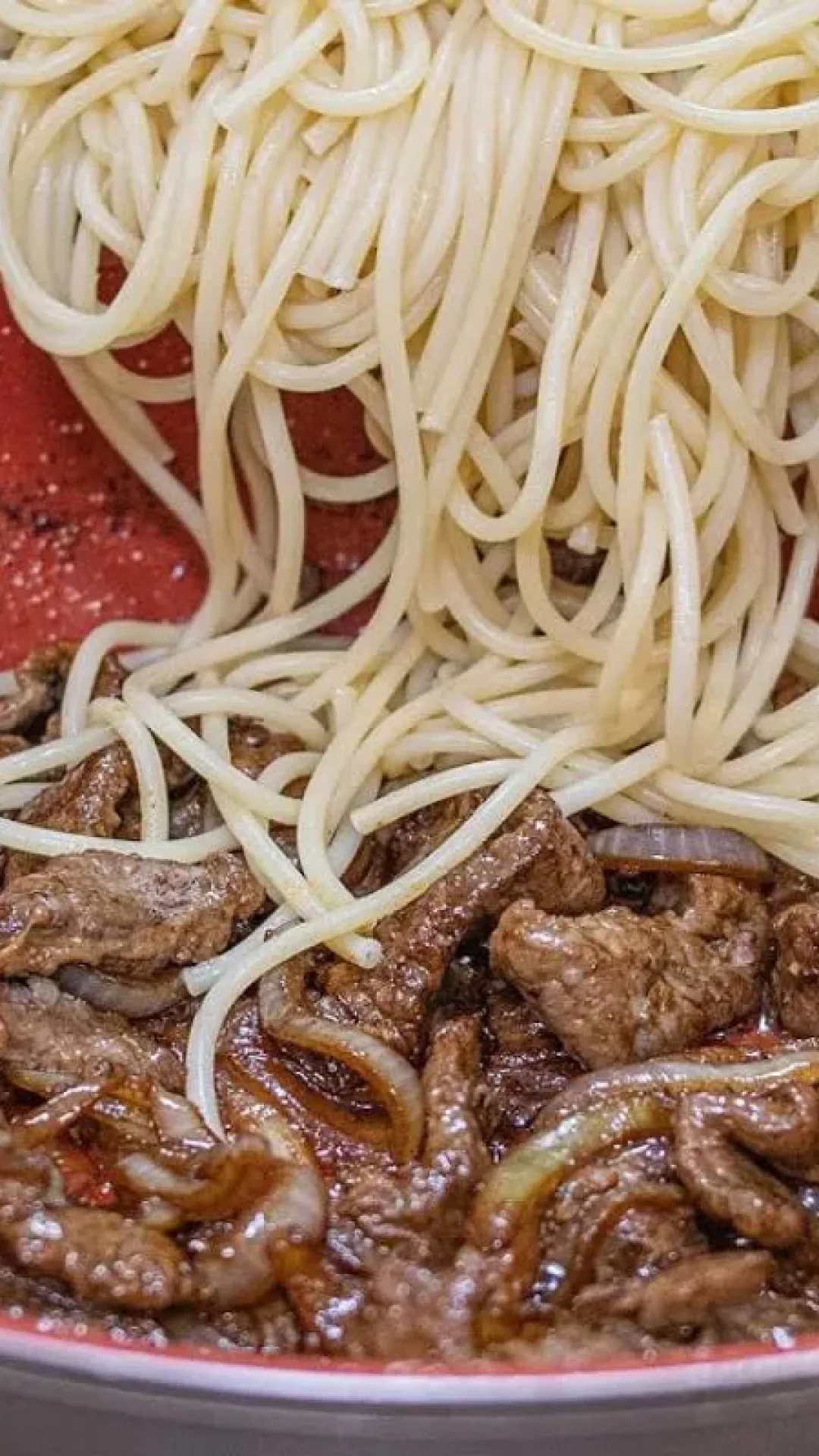 Macarrão ao bife acebolado um prato simples mas muito saboroso que todo mundo adora