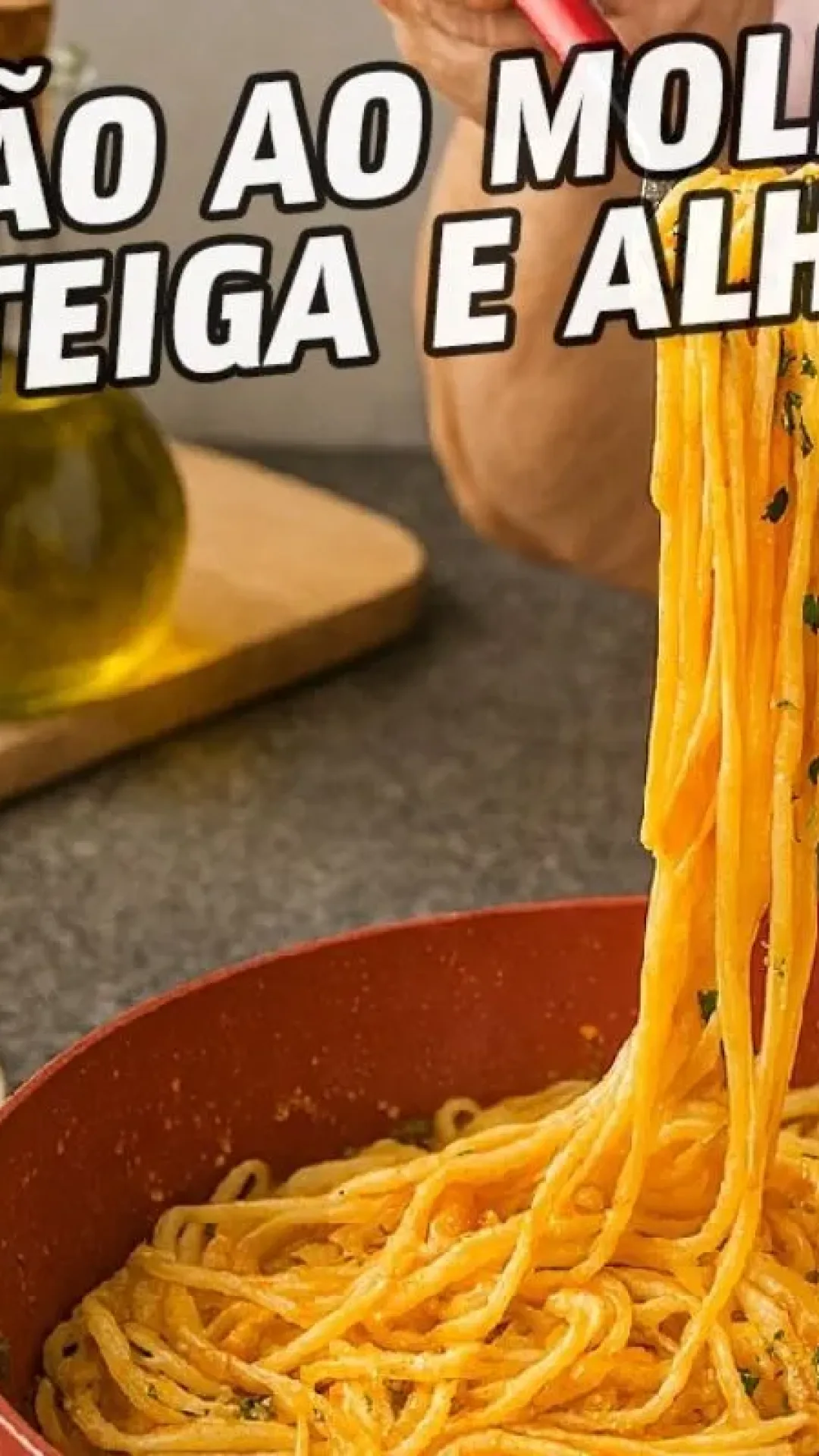 Macarrão ao molho de manteiga e alho prático e cheio de sabor para qualquer dia da semana