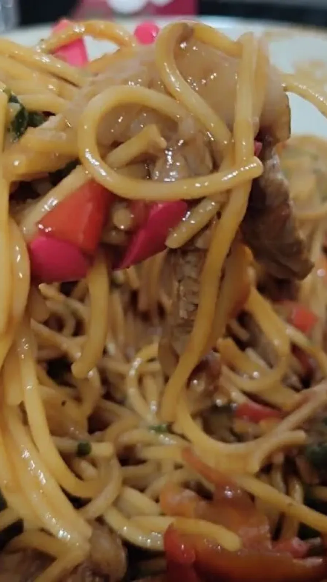 Macarrão ao molho shoyu simples e saboroso, com aquele toque oriental que todos amam