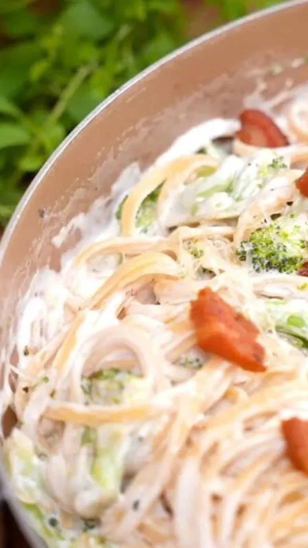 Macarrão com brócolis e bacon fácil e rápido cheio de sabor para o almoço ou jantar