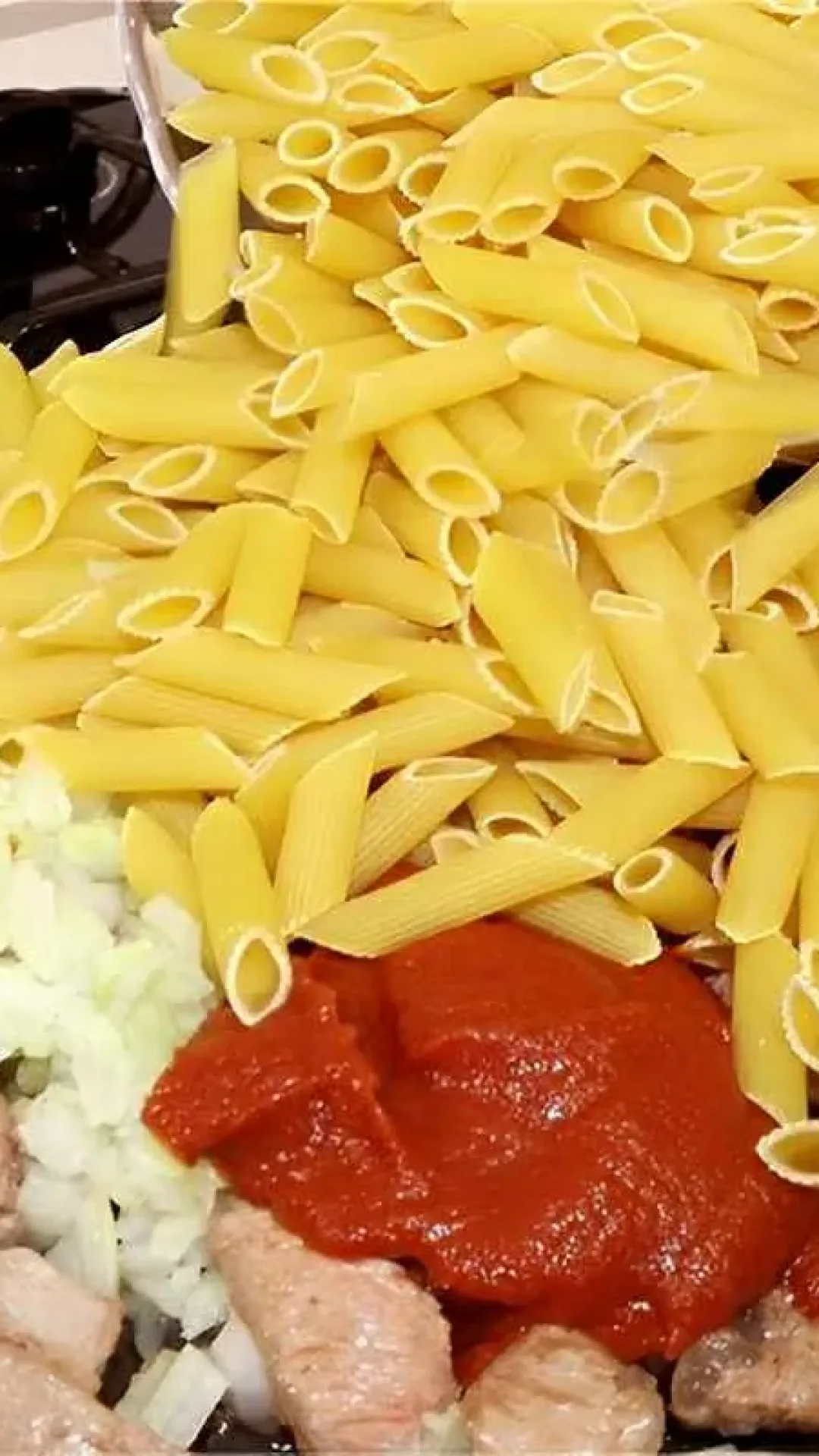 Macarrão com carne para o almoço de domingo fica uma delícia