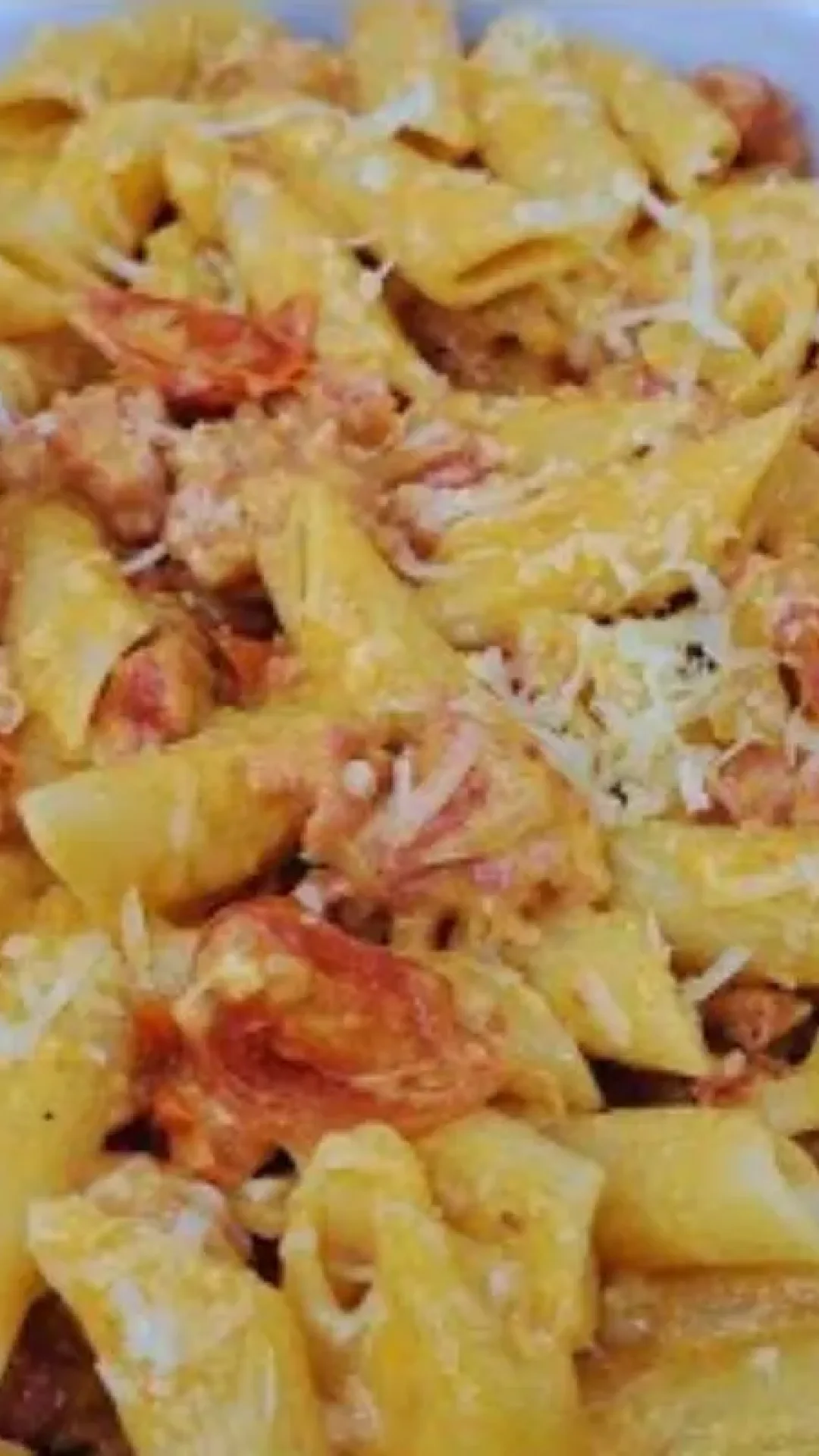Macarrão cremoso com linguiça e tomate para um almoço completo e cheio de sabor