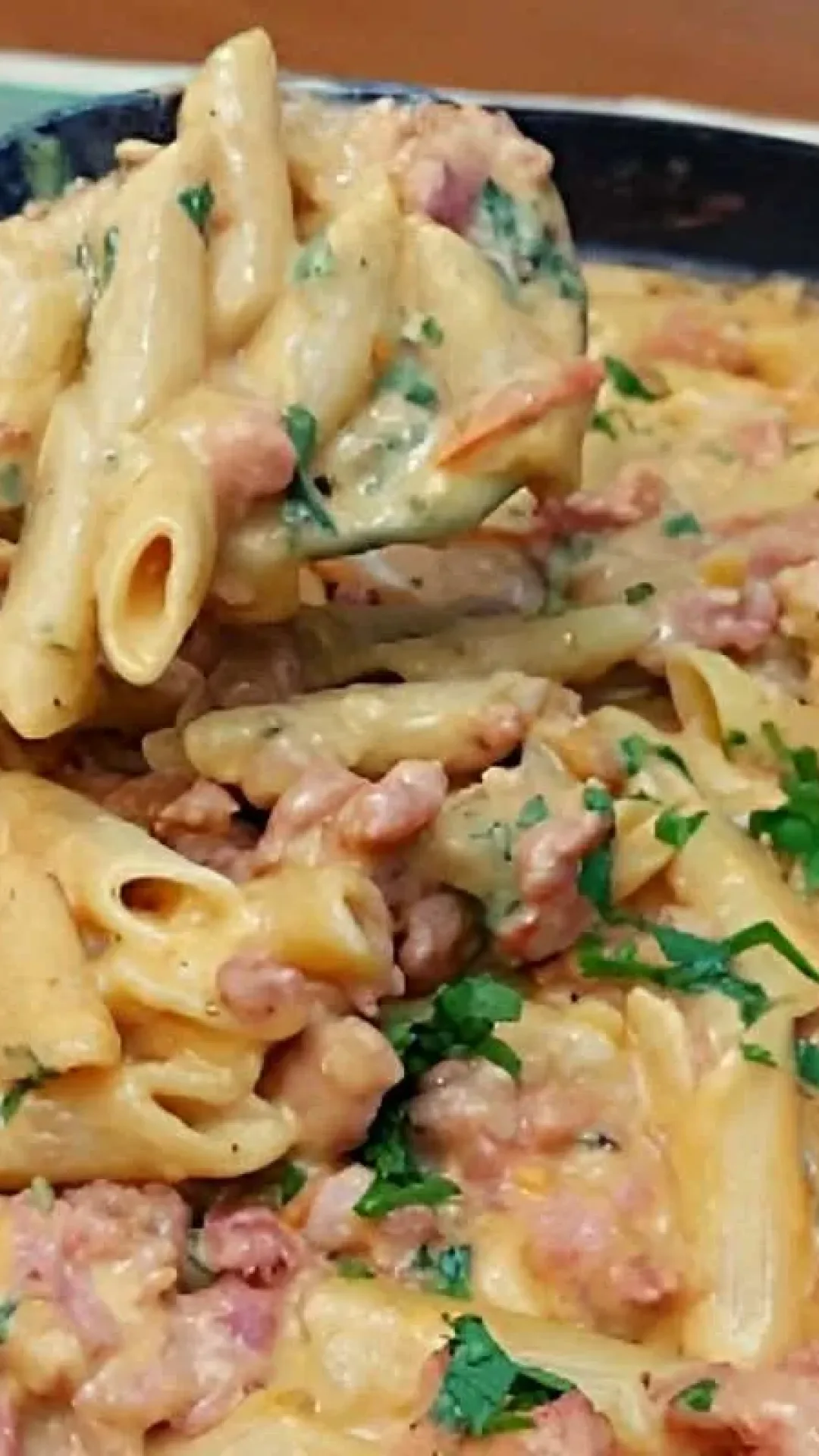 Macarrão cremoso com linguiça feito em uma panela só muito prático e saboroso