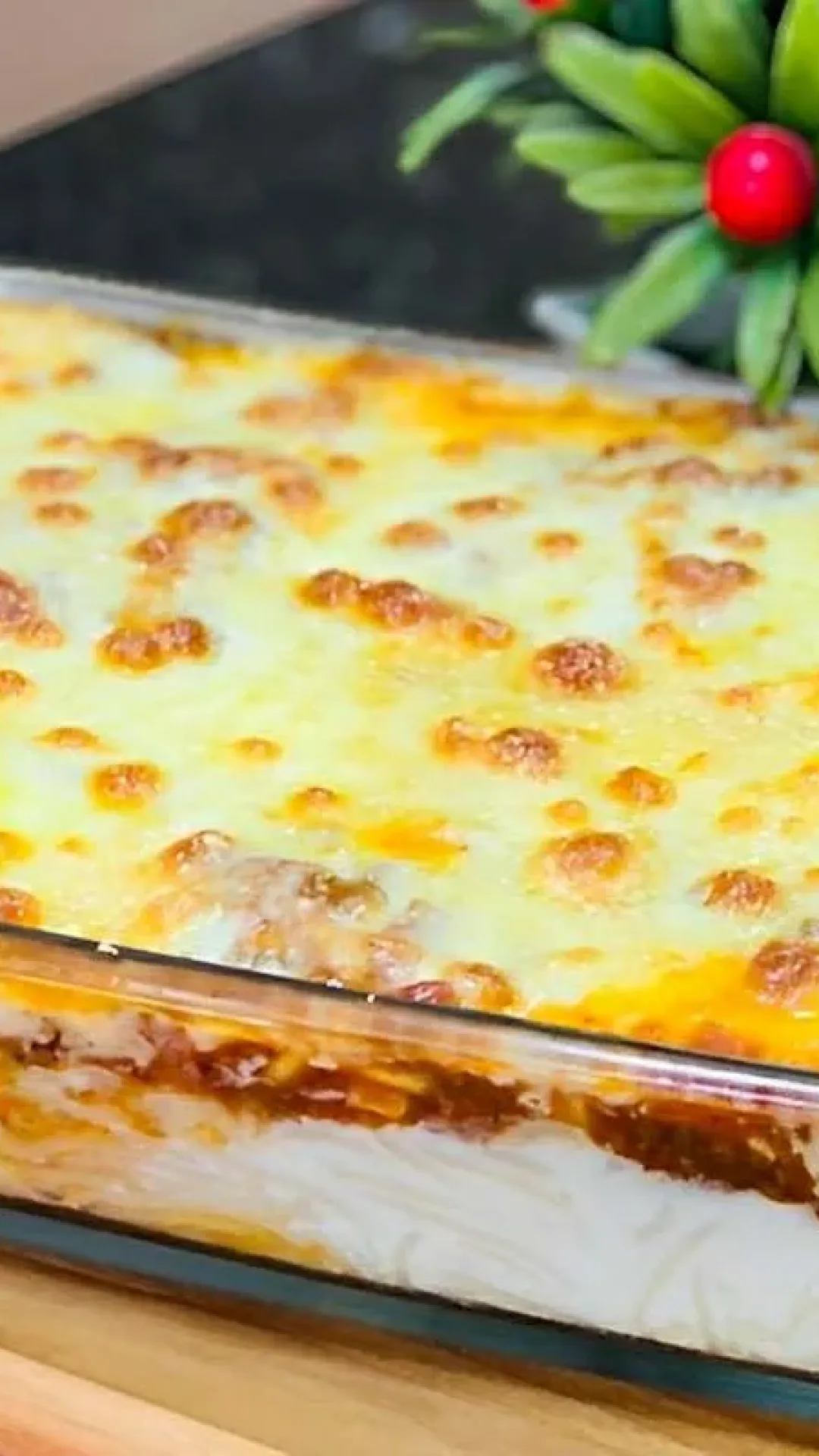 Macarrão cremoso com molho à bolonhesa e molho branco perfeito para o almoço em família