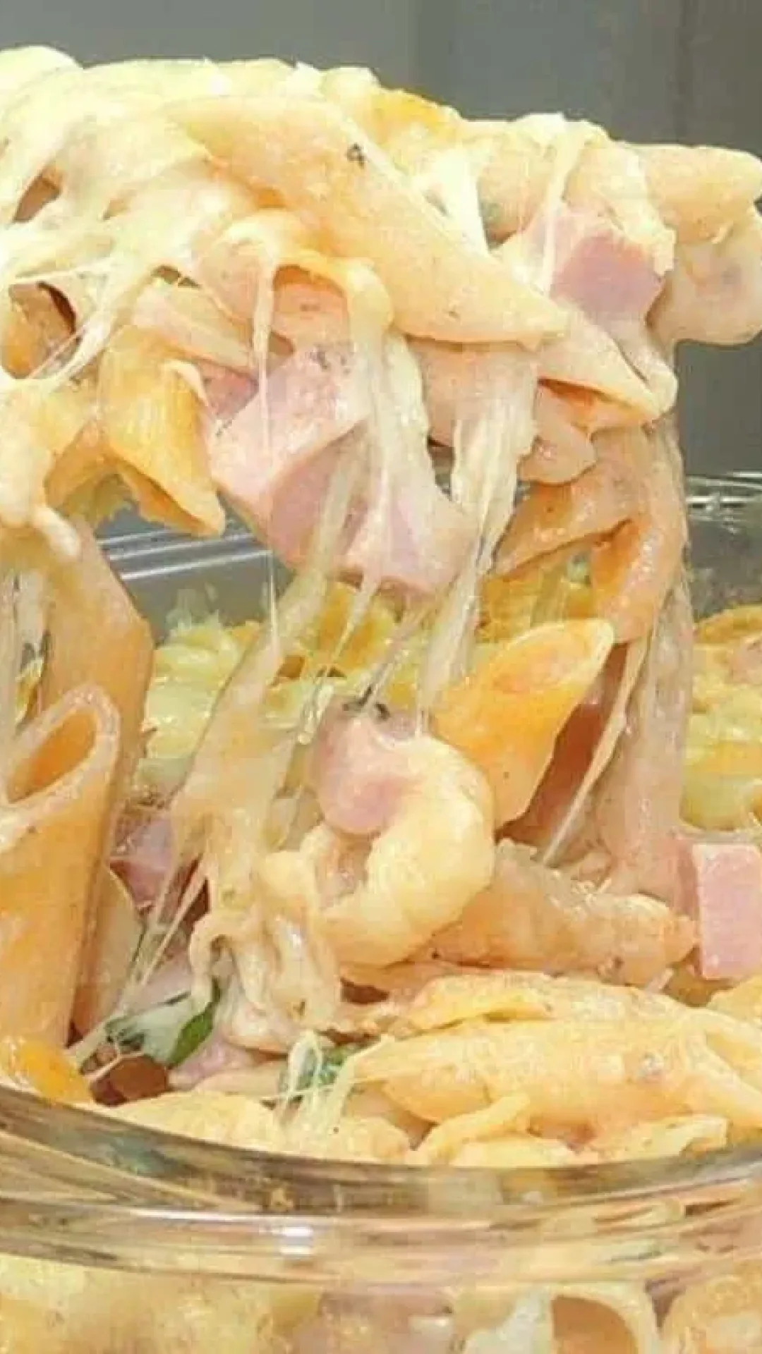 Macarrão de forno cremoso com bastante queijo que sai derretendo em cada colherada