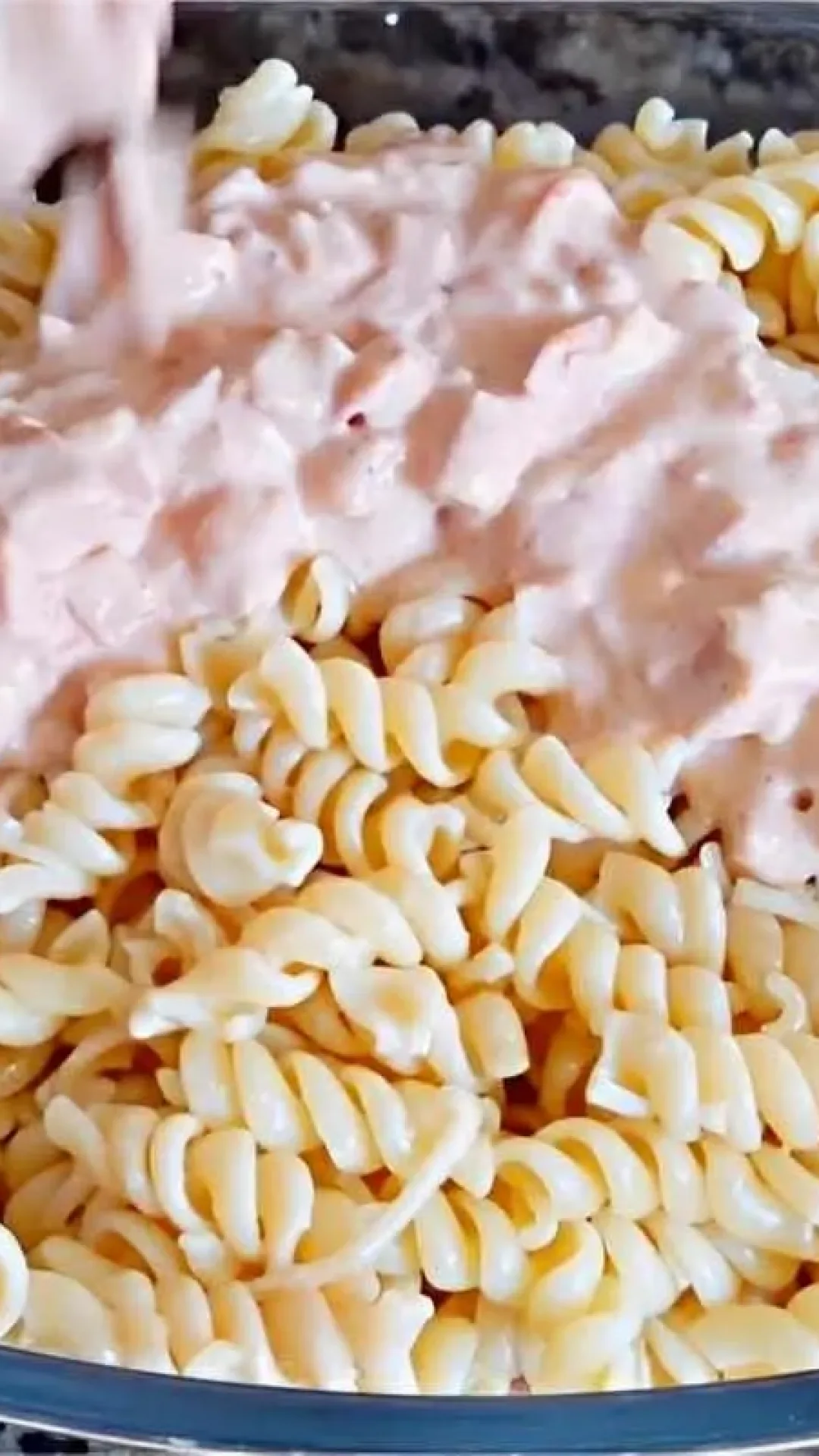 Macarrão de forno cremoso super rápido é só misturar os ingredientes do molho misturar no macarrão e gratinar