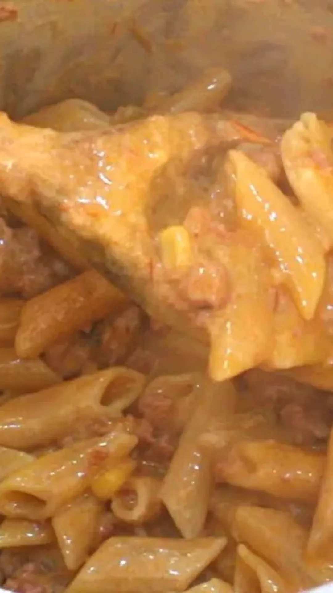 Macarrão de panela de pressão, uma refeição completa, rápida, muito suculenta e saborosa