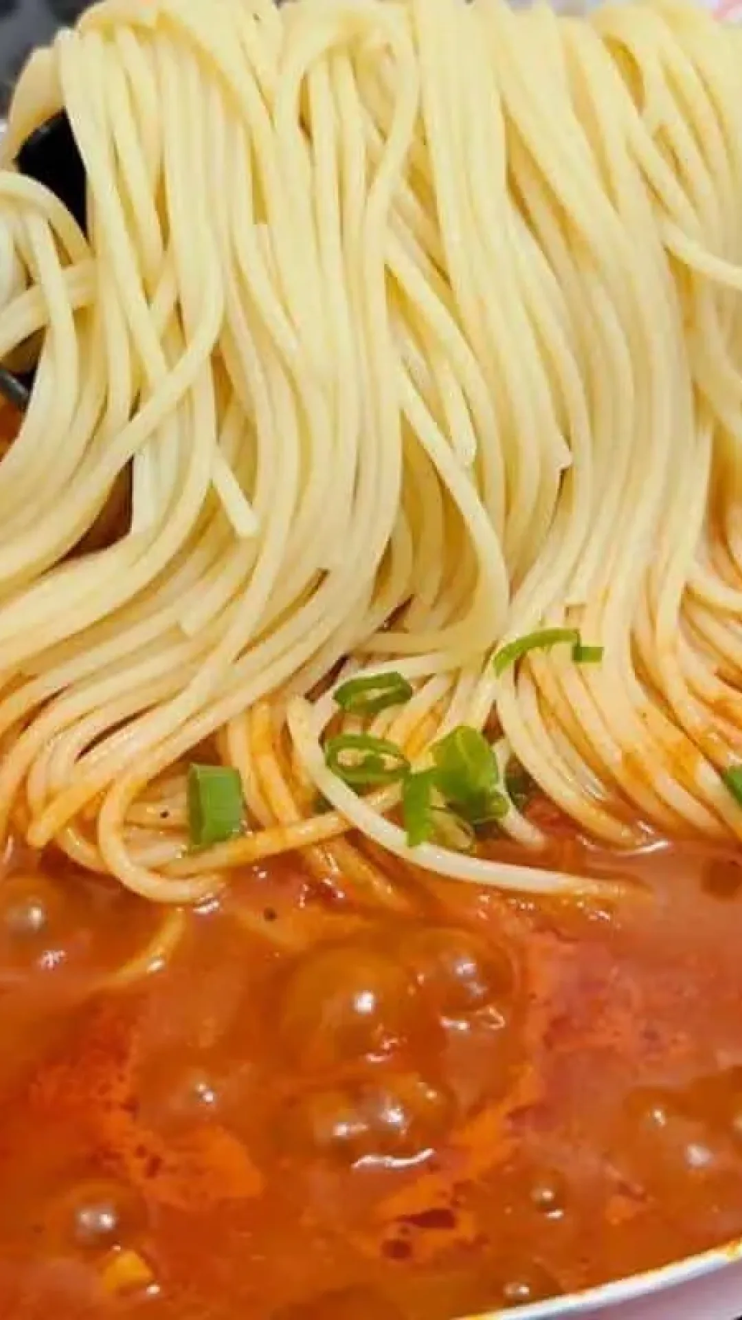 Macarrão rápido com um molho secreto e delicioso