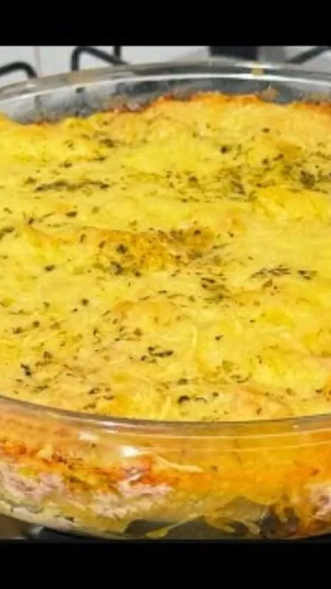 Macarronada cremosa de forno com calabresa e um molho especial, que será um sucesso em sua mesa