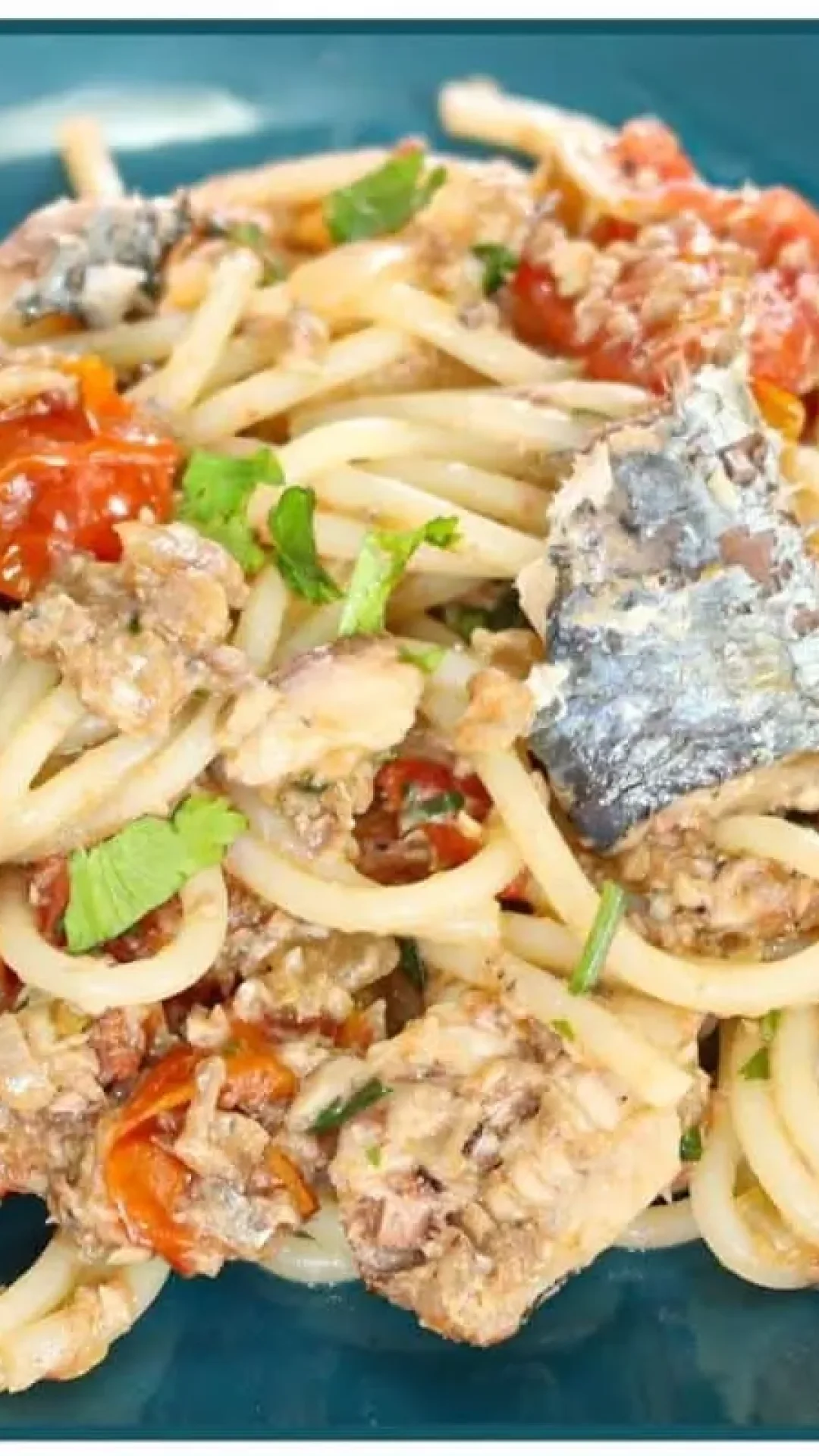 Macarronada de sardinha bem temperada, fácil de fazer e perfeita para o almoço da semana