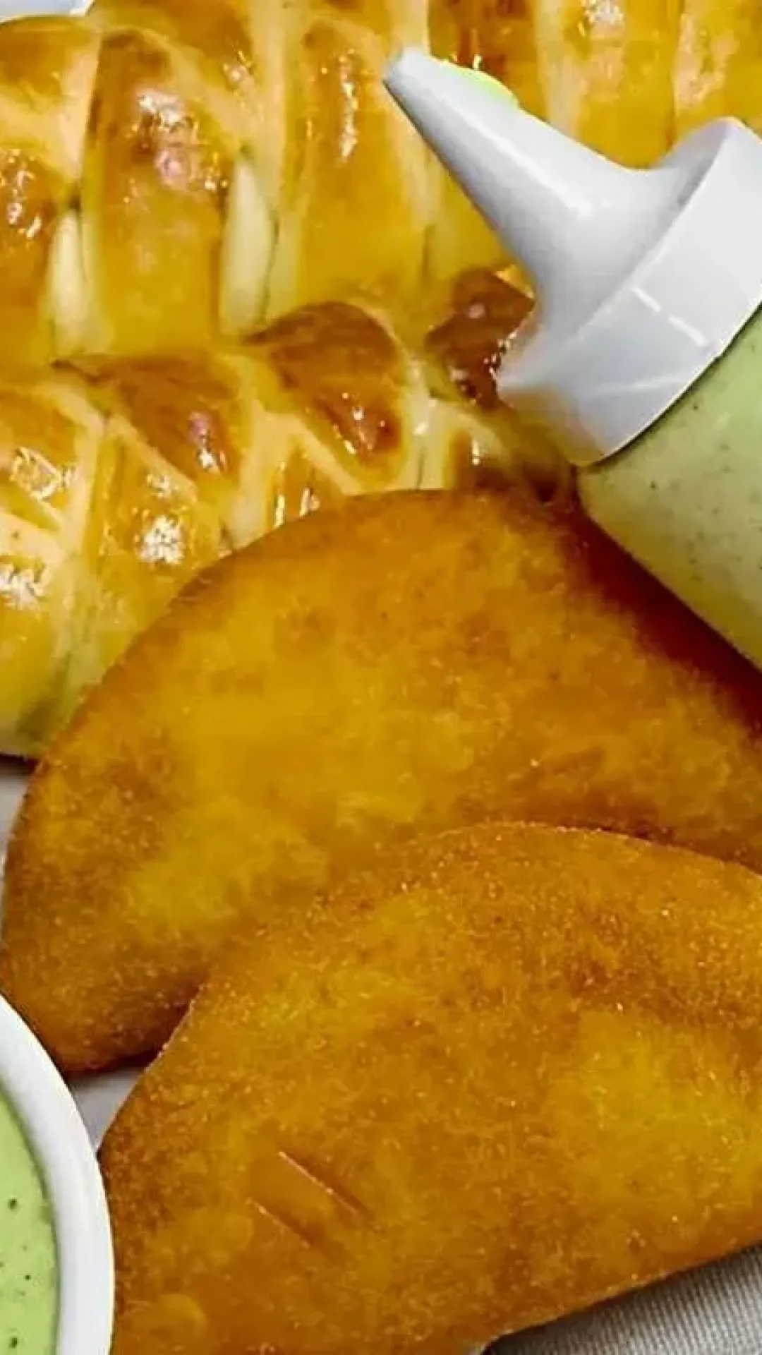 Maionese caseira temperada sem ovos crus perfeita para servir com lanches porções e saladas