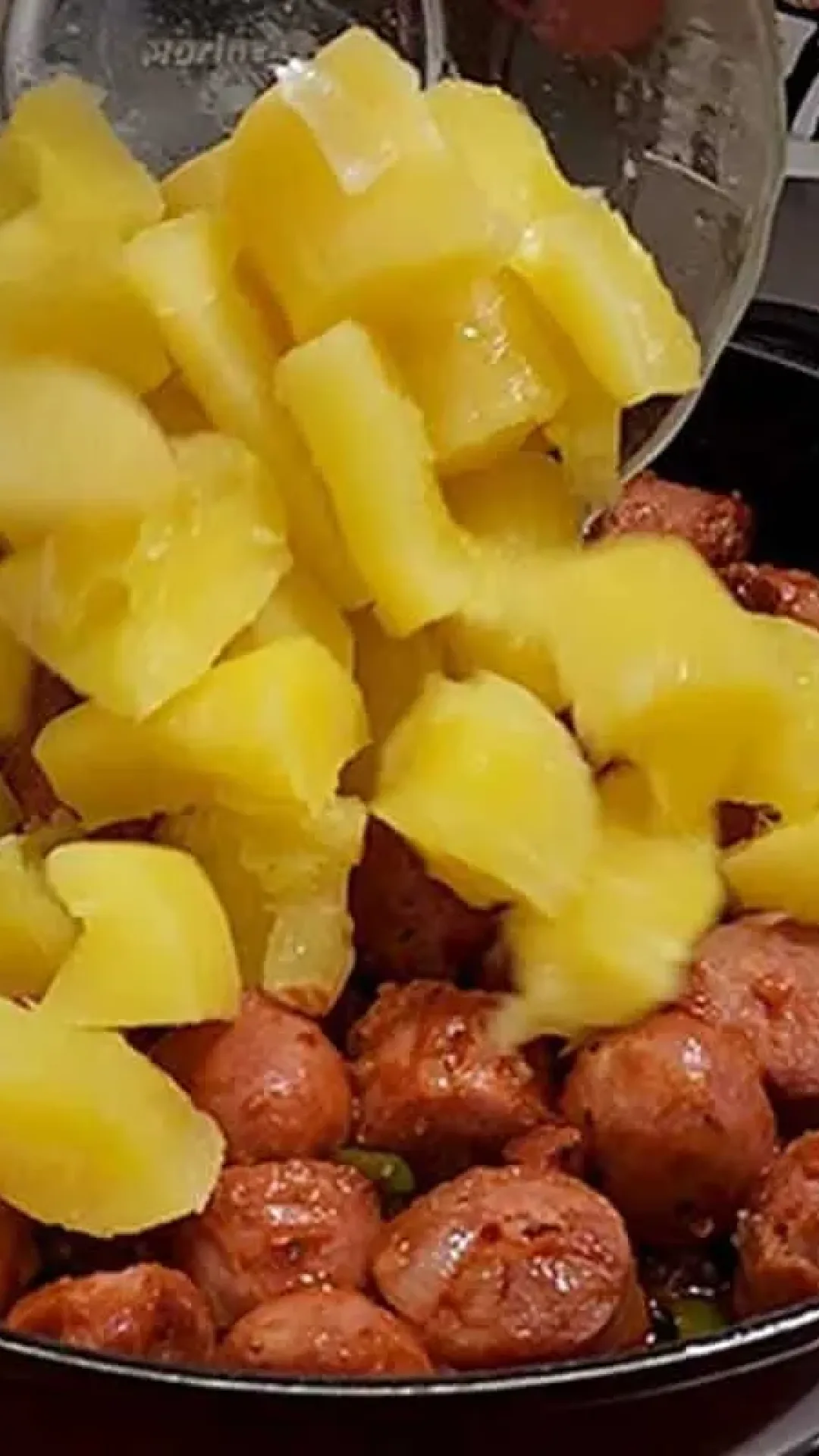 Mandioca atolada com linguiça toscana: prato fácil e econômico para seu almoço de domingo