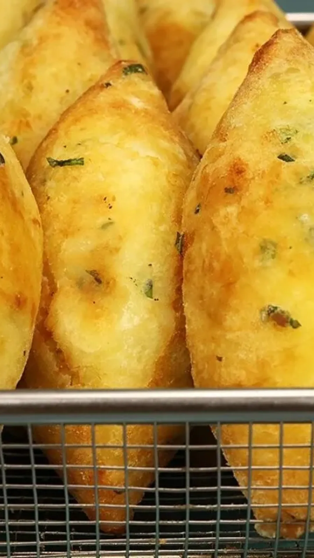 Massa de mandioca para salgado frito com apenas 4 ingredientes para o bolinho de aipim mais gostoso de todos