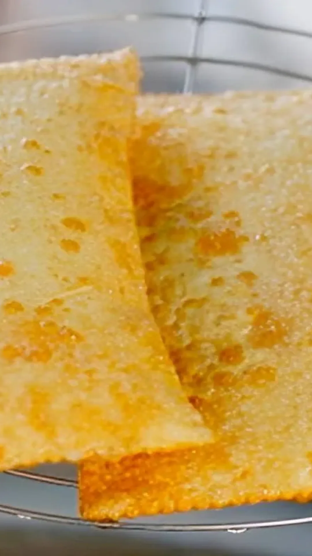 Massa de pastel de feira crocante e sequinha feita com ingredientes que você tem em casa