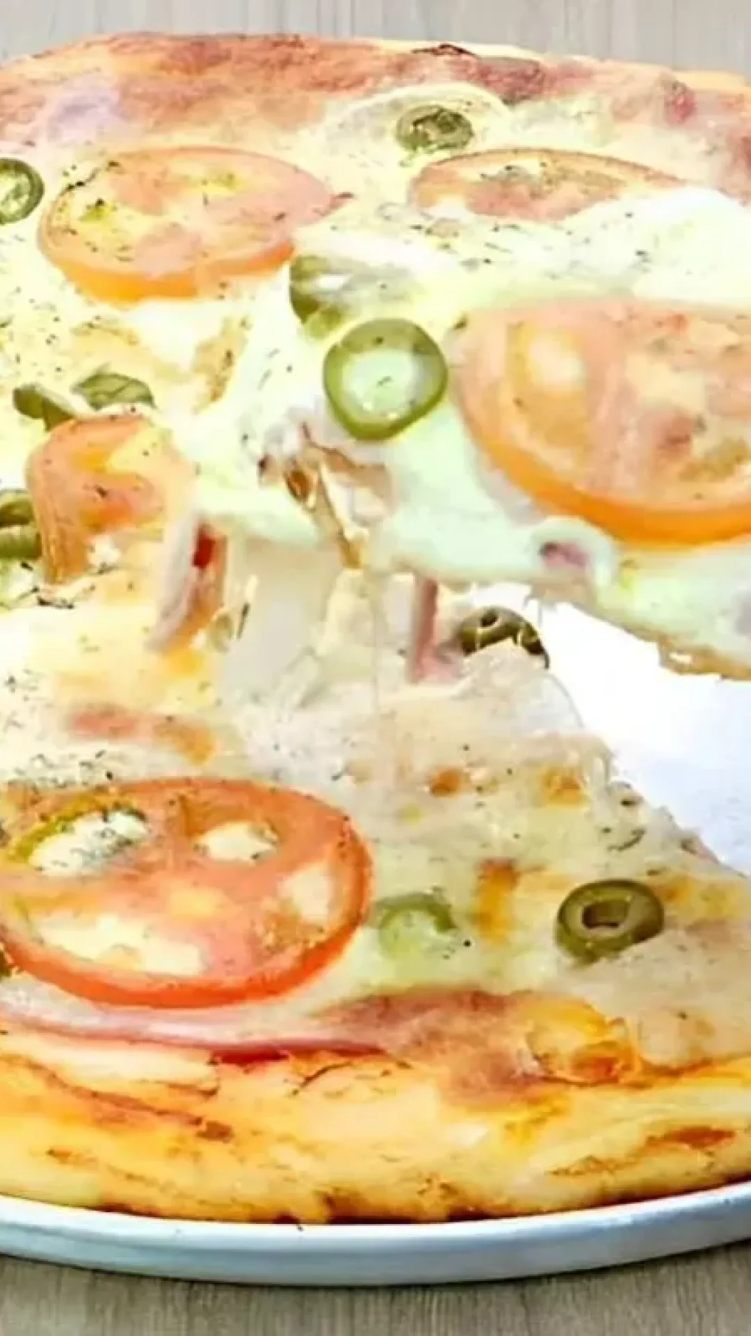 Massa de pizza caseira fácil e deliciosa com ingredientes que você tem em casa