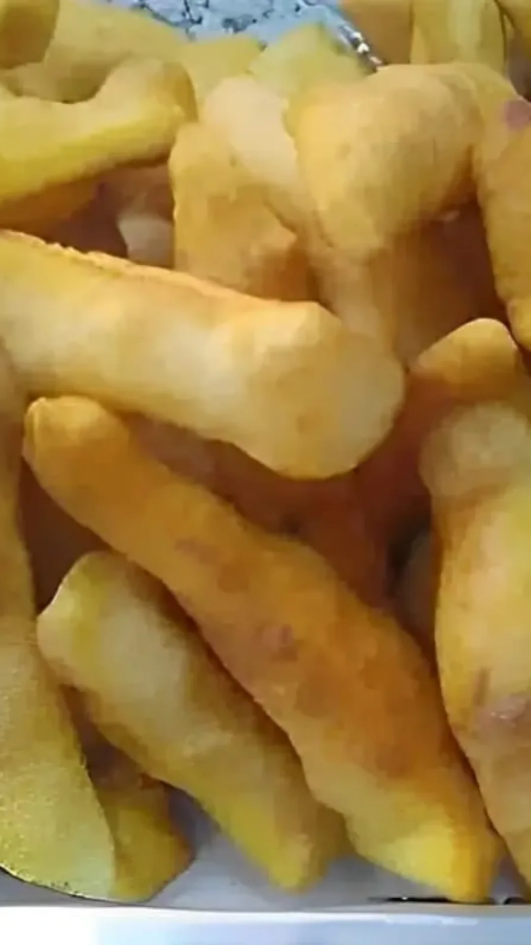 Massinha frita feita com poucos ingredientes e perfeita para servir no lanche ou café