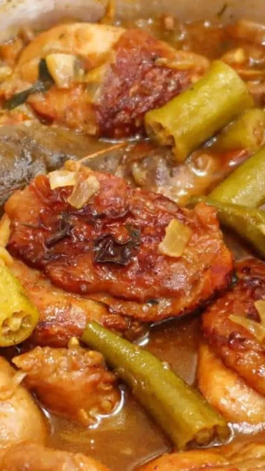 Minha mãe me ensinou o segredo de fazer frango com quiabo sem baba para o almoço