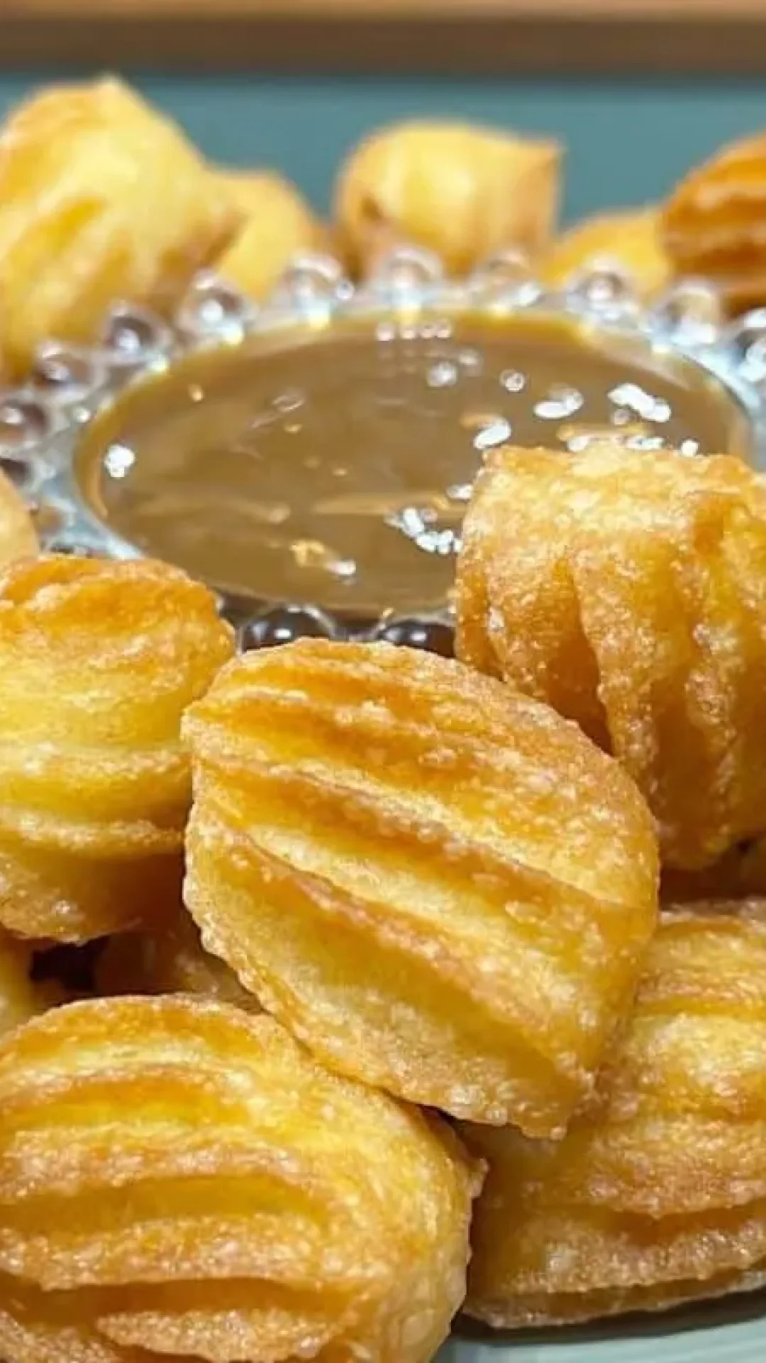 Mini churros crocantes por fora e macios por dentro para comer lambendo os dedos