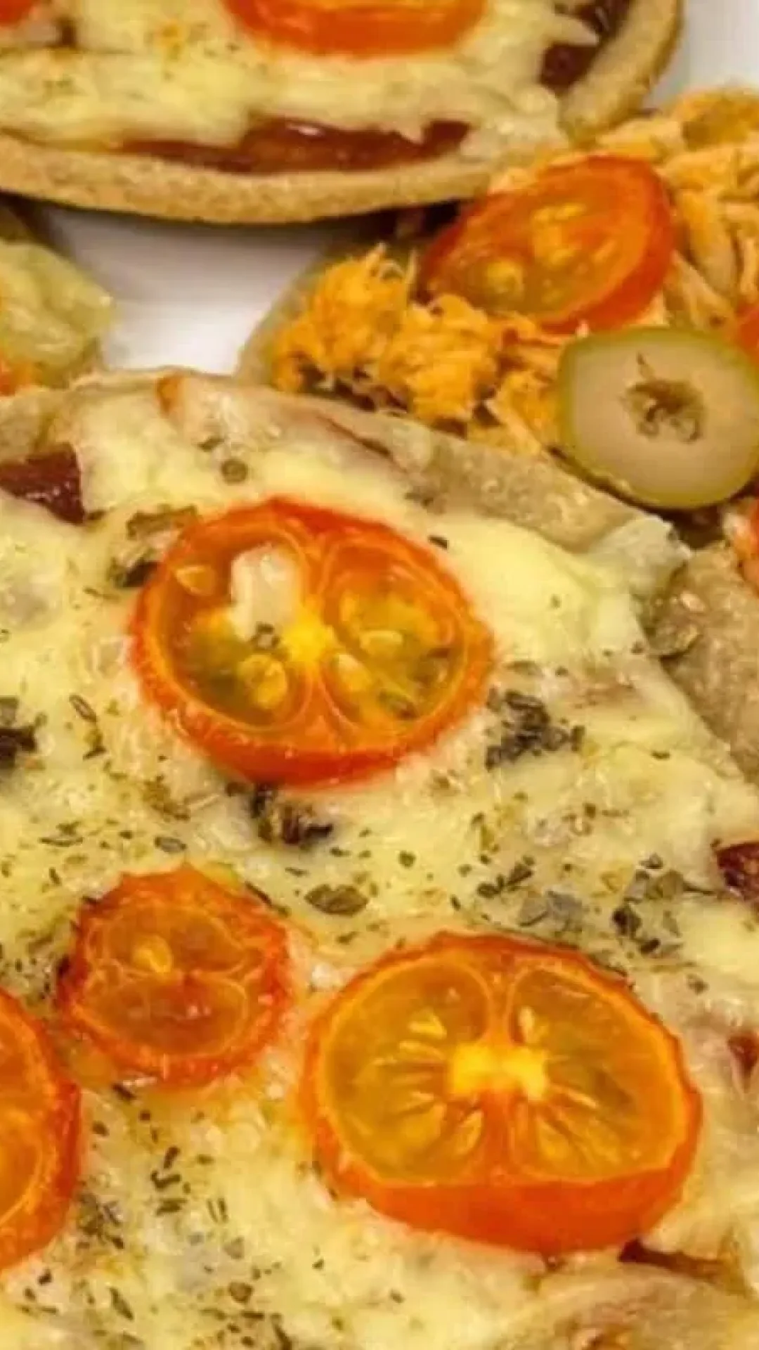 Mini pizza fit sem leite e sem glúten, uma opção saudável e muito fácil de fazer para o seu lanche
