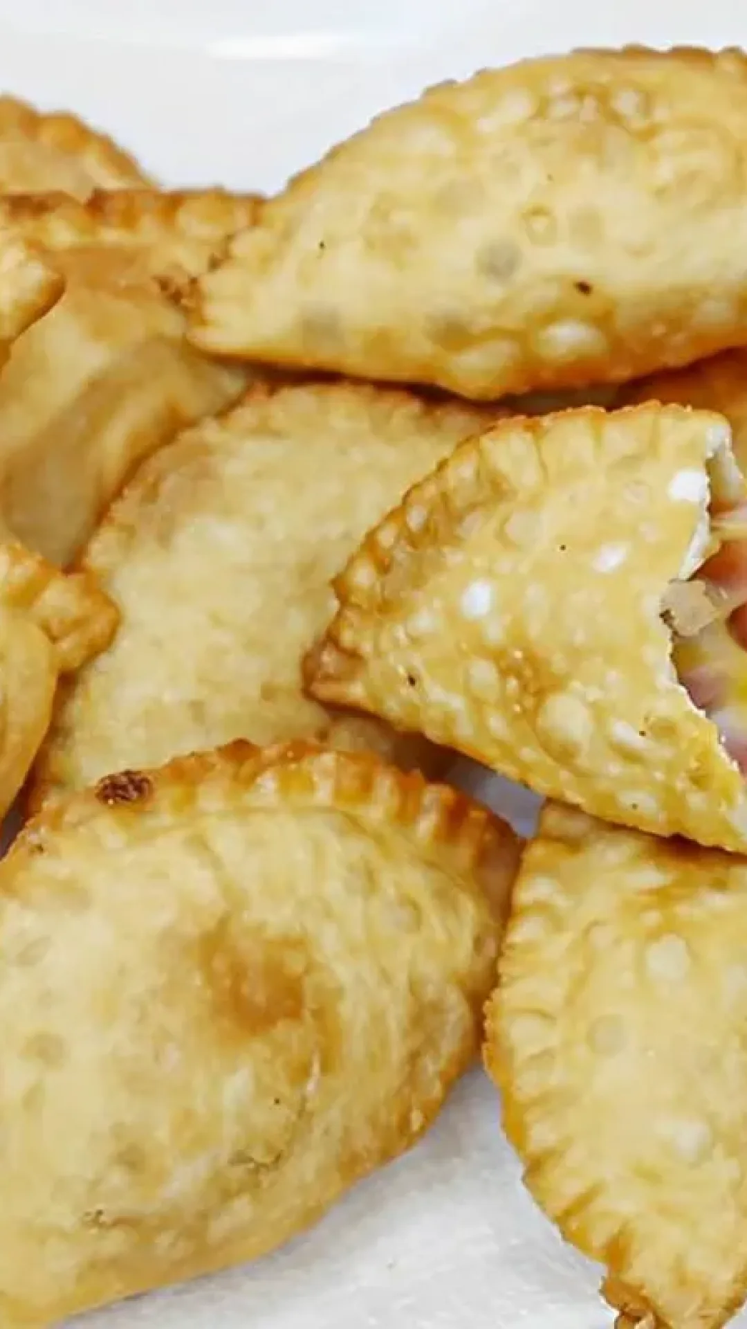 Misture esses 2 ingredientes e prepare uma deliciosa massa de pastel sequinha e crocante