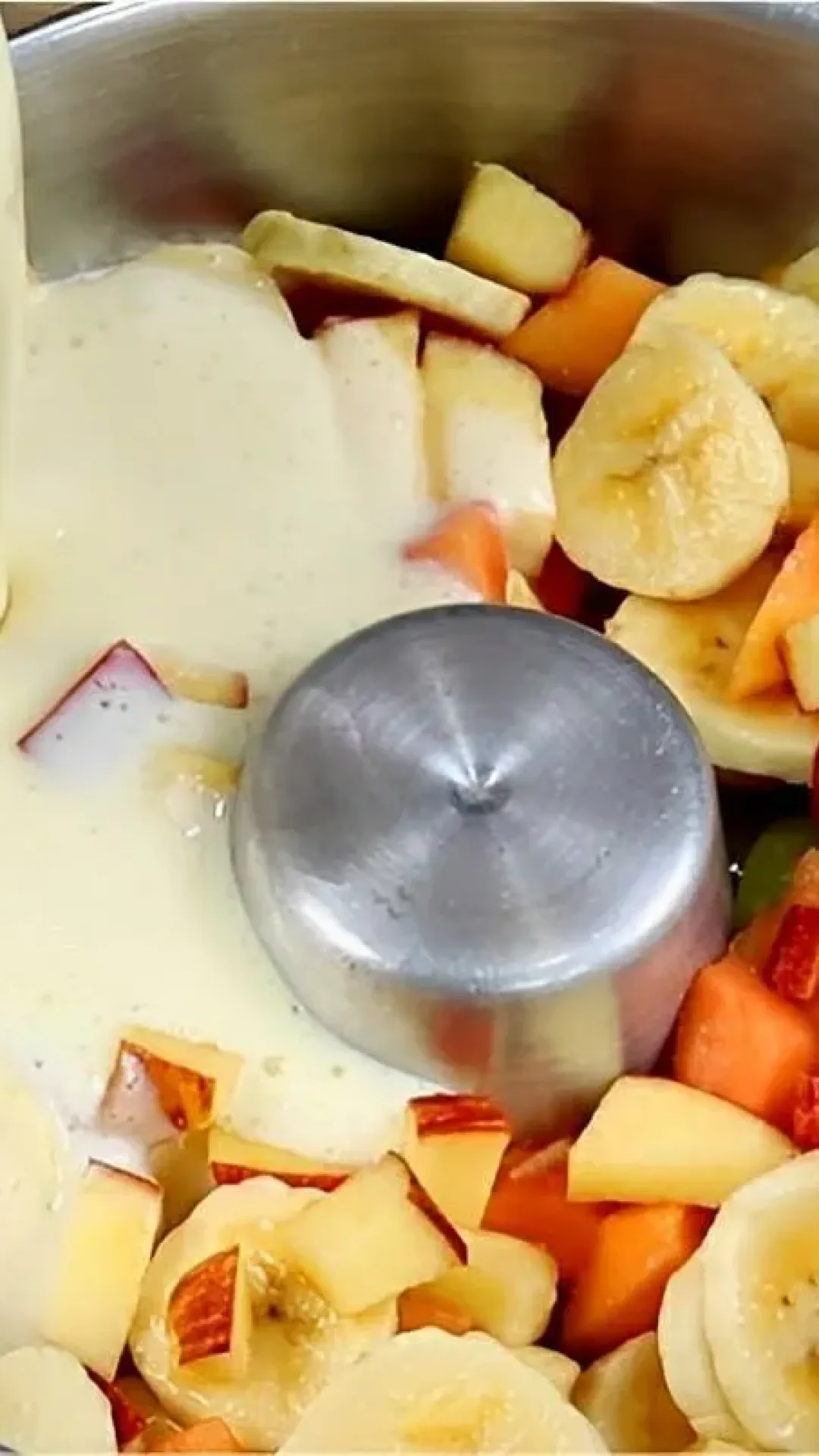 Misture o conteúdo do liquidificador com frutas e prepare um pudim de frutas perfeito pro natal