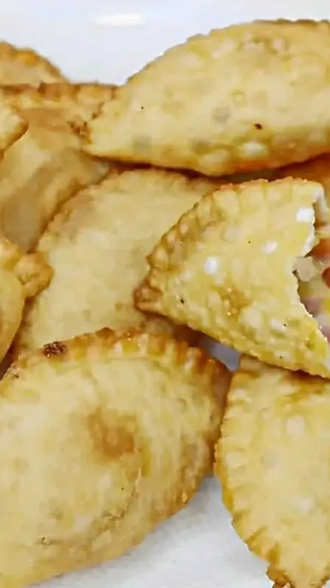 Misturei apenas 2 ingredientes e fiz uma massa de pastel sequinha e deliciosa para o lanche