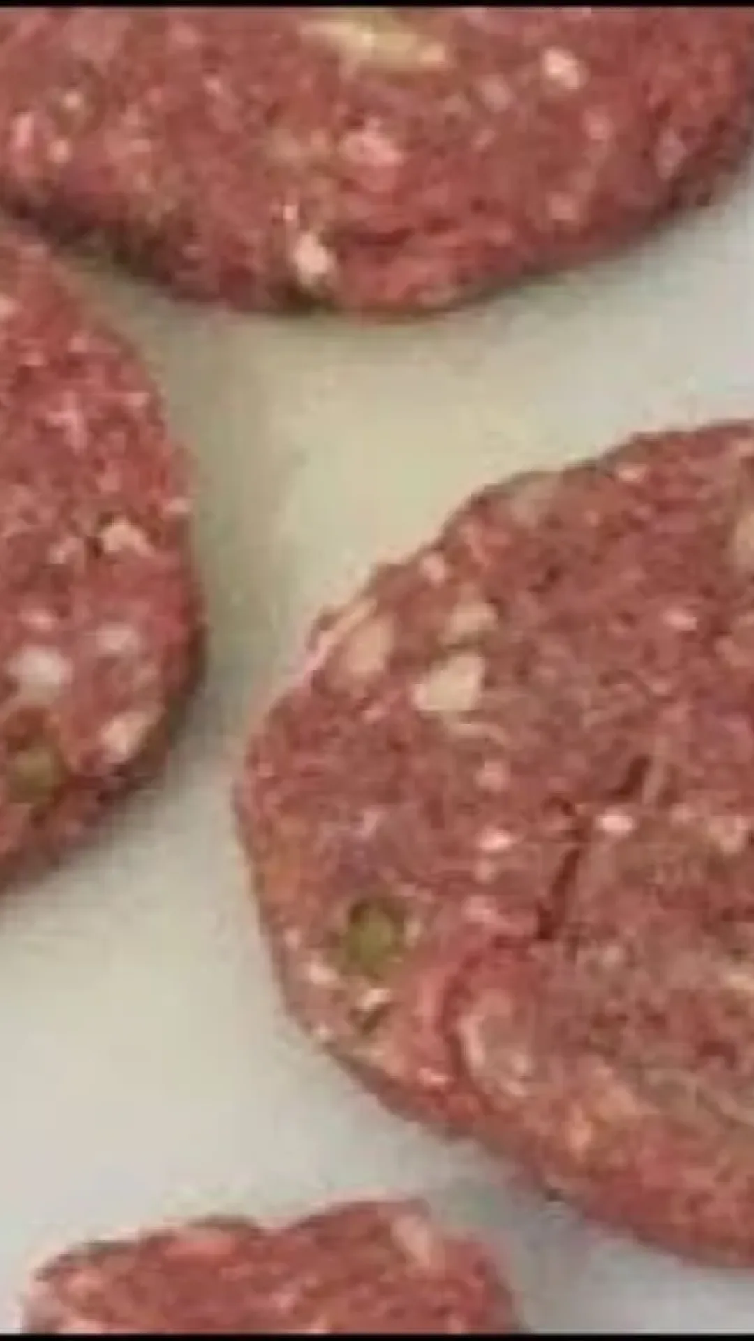 Misturei carne moída com alguns temperos especiais e fiz um delicioso hambúrguer caseiro
