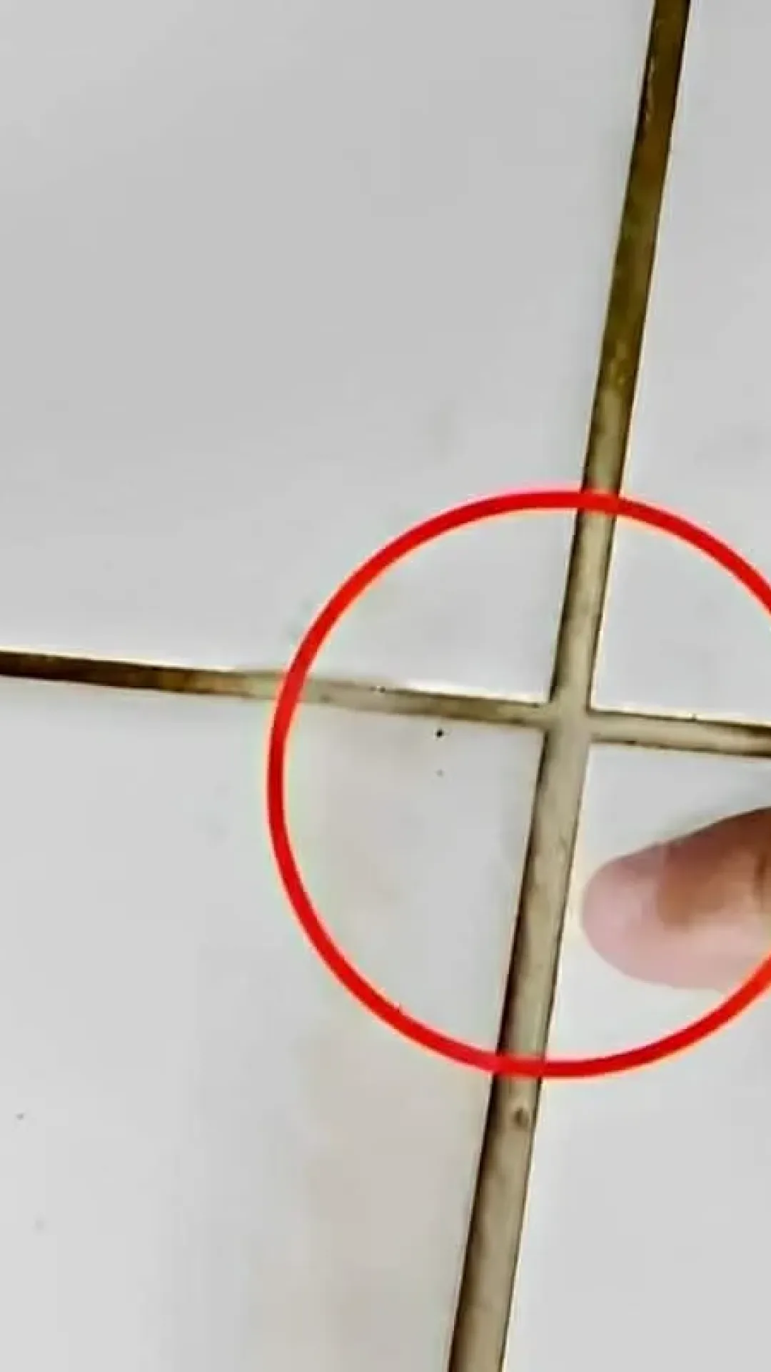Misturei detergente e mais 2 ingredientes e fiz a poderosa misturinha japonesa para limpar rejuntes