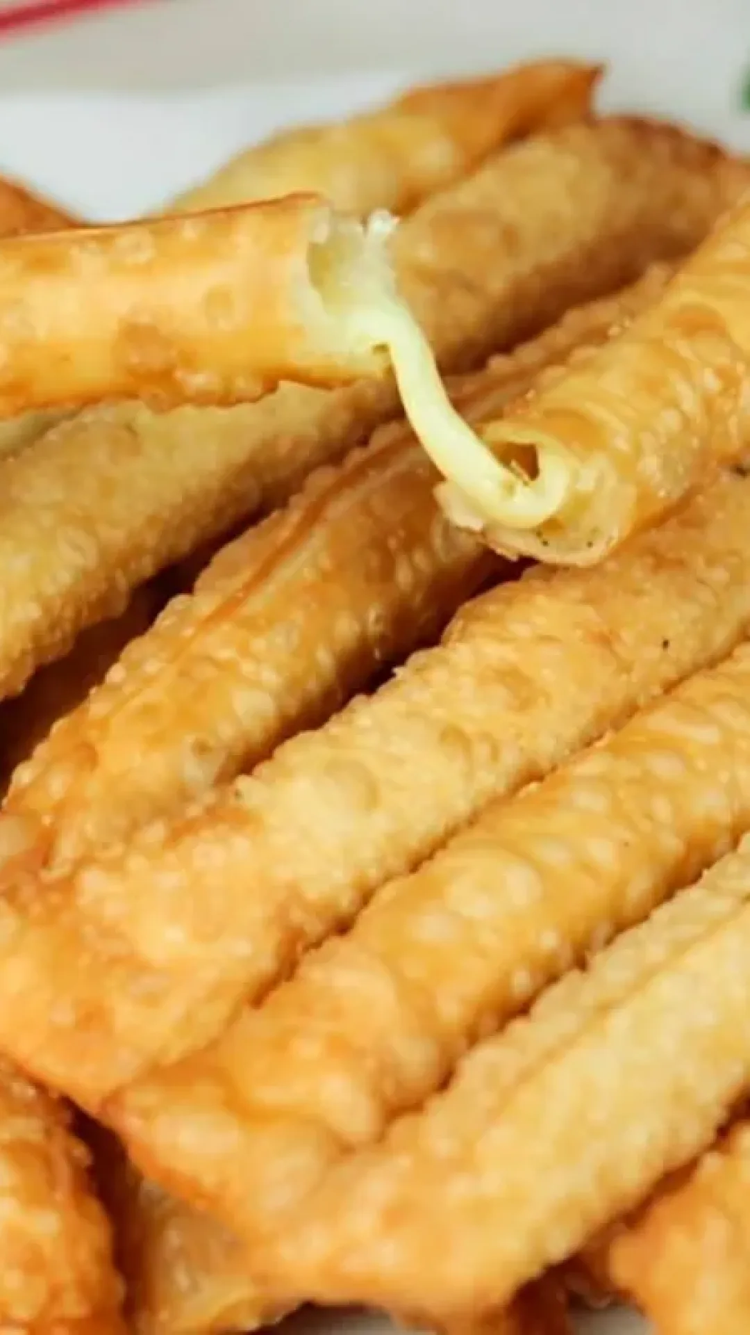 Misturei esses 2 ingredientes que tinha na geladeira e fiz um cigarrete de queijo delicioso
