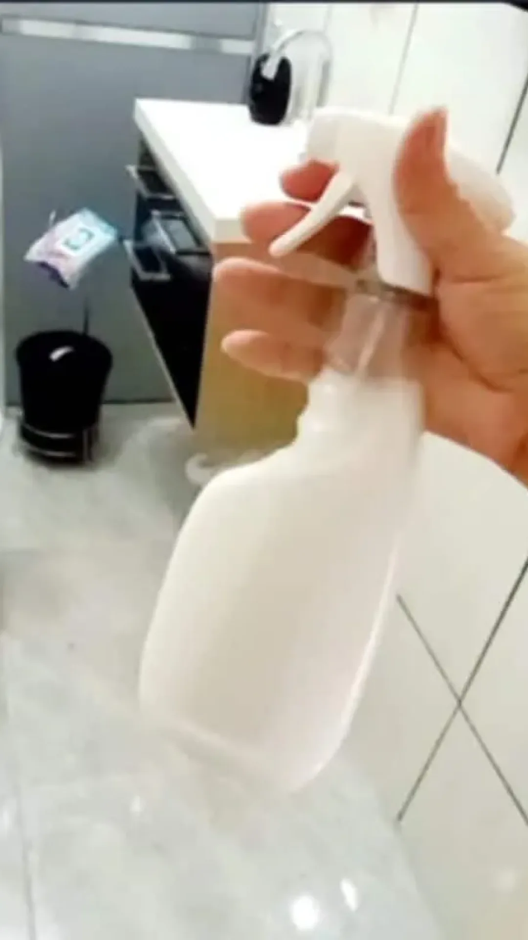 Misturinha para limpar banheiro: remove todo o encardido do piso, rejunte e box sem manchar