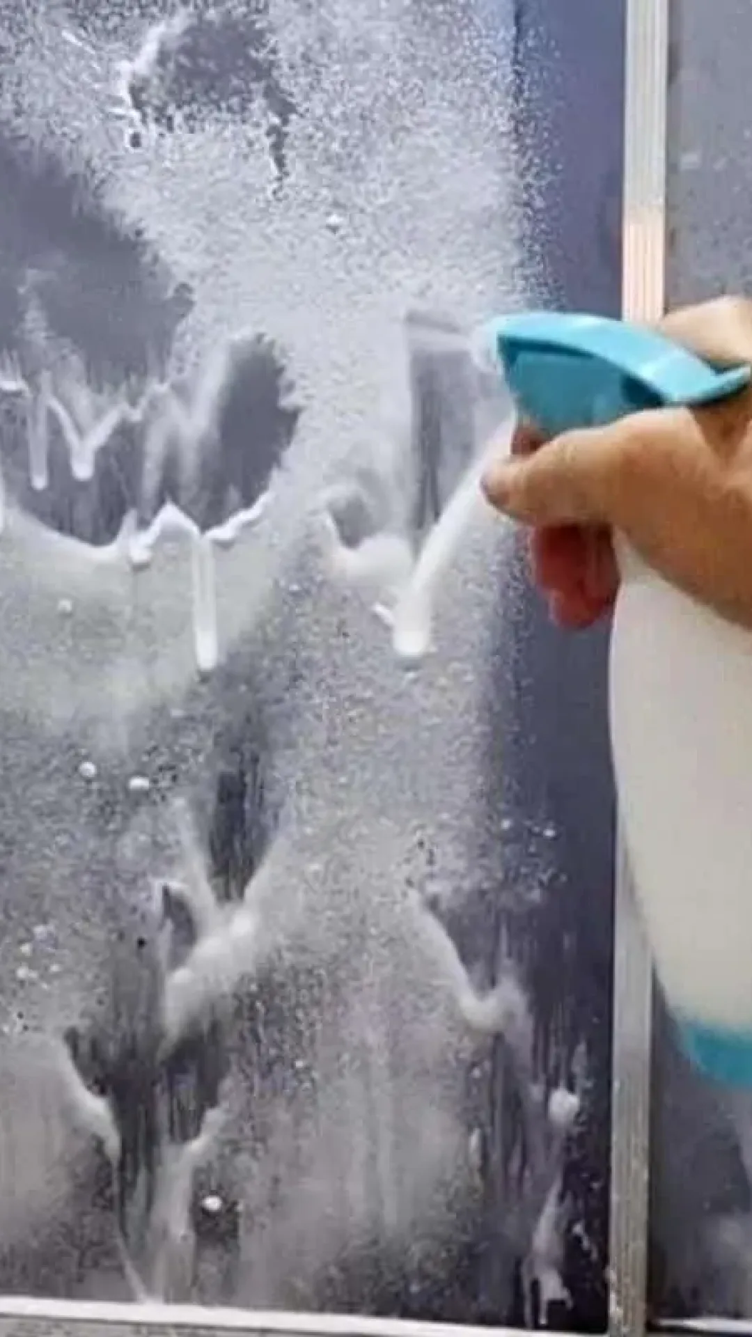 Misturinha para limpar box do banheiro: dê adeus para as manchas de água e sabão