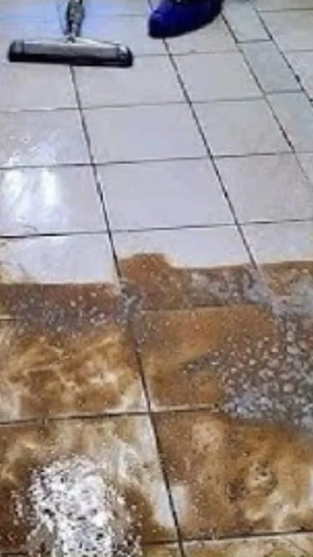 Misturinha para limpar piso manchado: faz milagre com chão velho e encardido