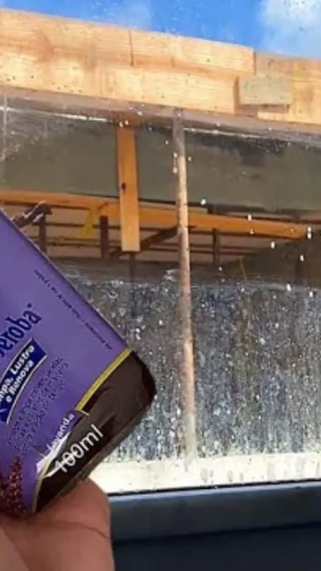 Misturinha para limpar vidros que deixa as janelas e o box sem mancha nenhuma