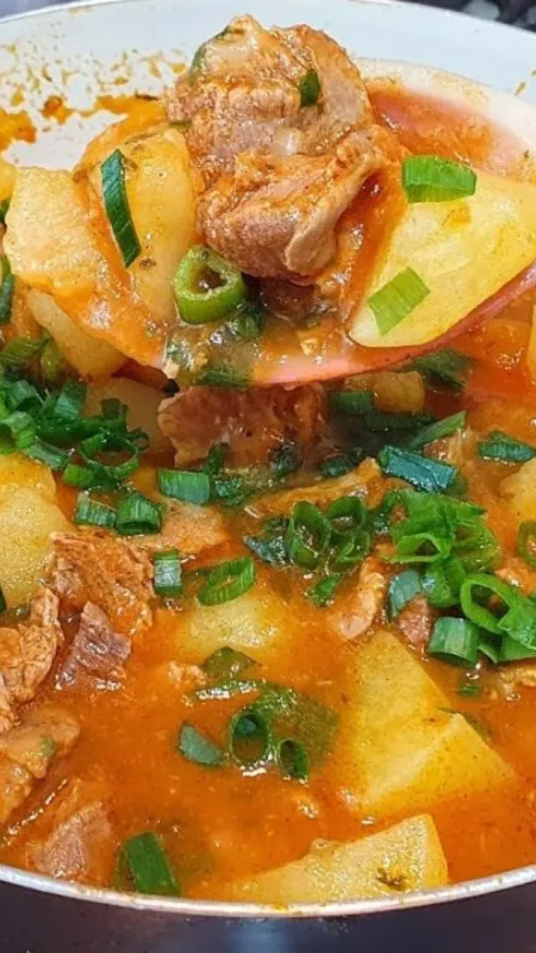 Moela de frango com batatas na pressão, super macia e com um molho encorpado, daquelas de dar água na boca