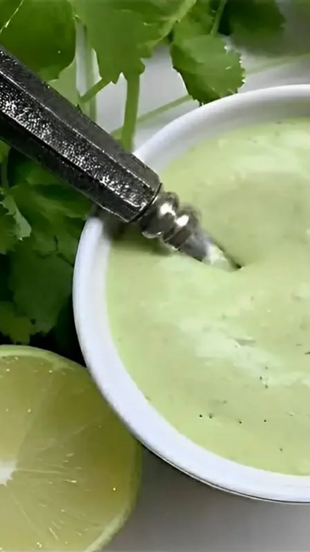Molho verde de alho delicioso e perfeito para acompanhar hambúrgueres saladas e porções