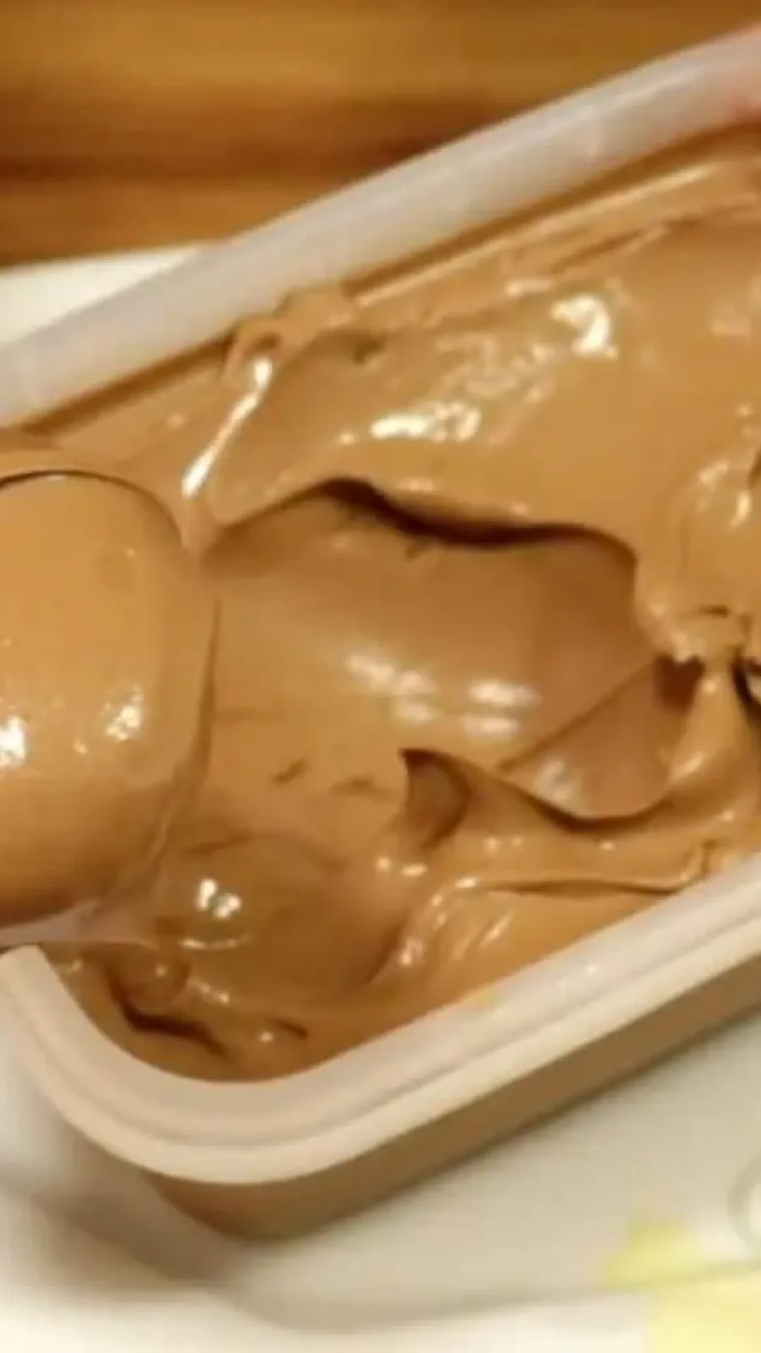 Mousse de chocolate cremoso com 3 ingredientes para sua sobremesa de começo de ano