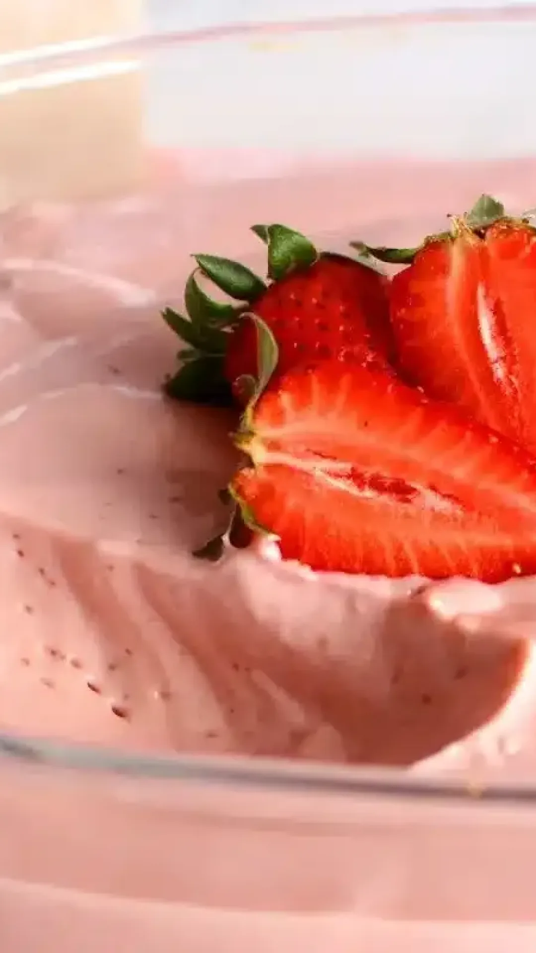 Mousse de morango com fruta: a sobremesa leve e deliciosa para refrescar o seu almoço de Natal.
