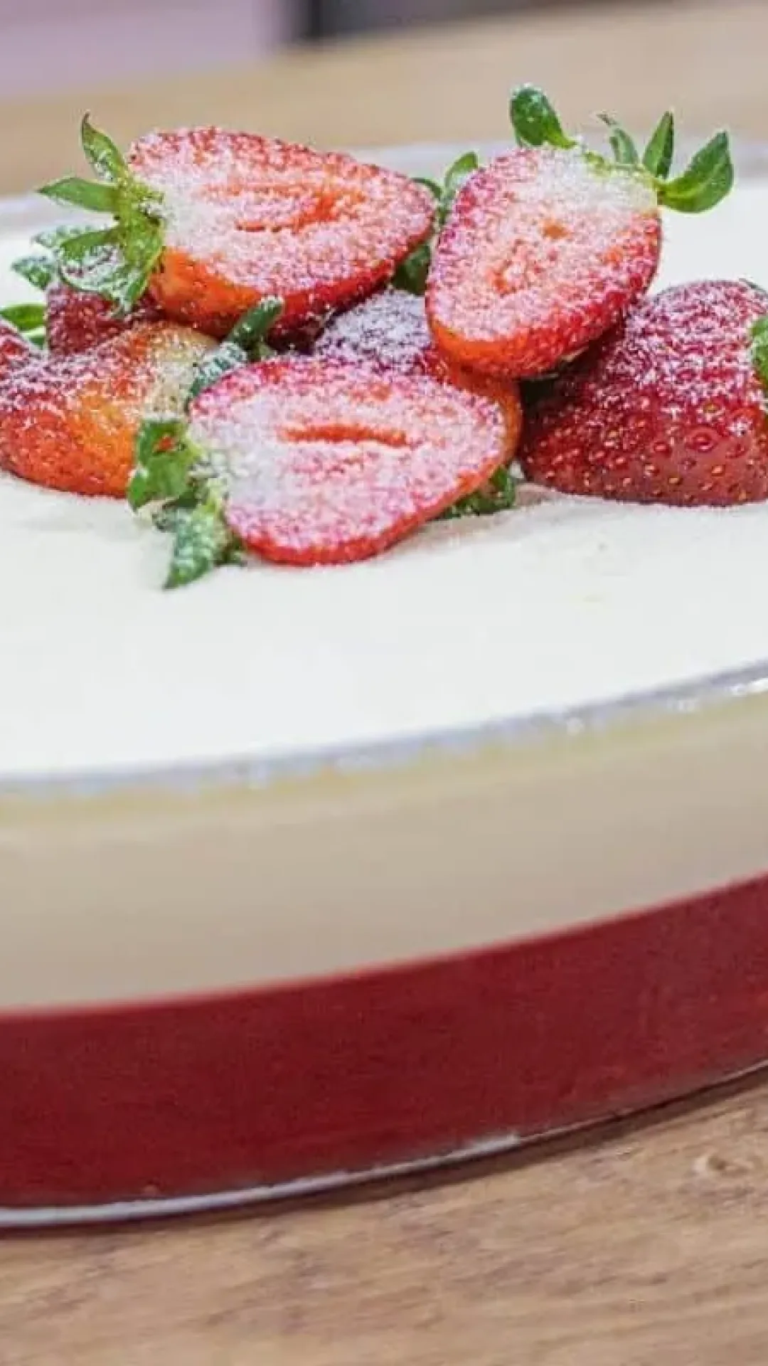 Mousse de ninho com gelatina e morangos, uma sobremesa linda e irresistível, que vai agradar os  adultos e as crianças