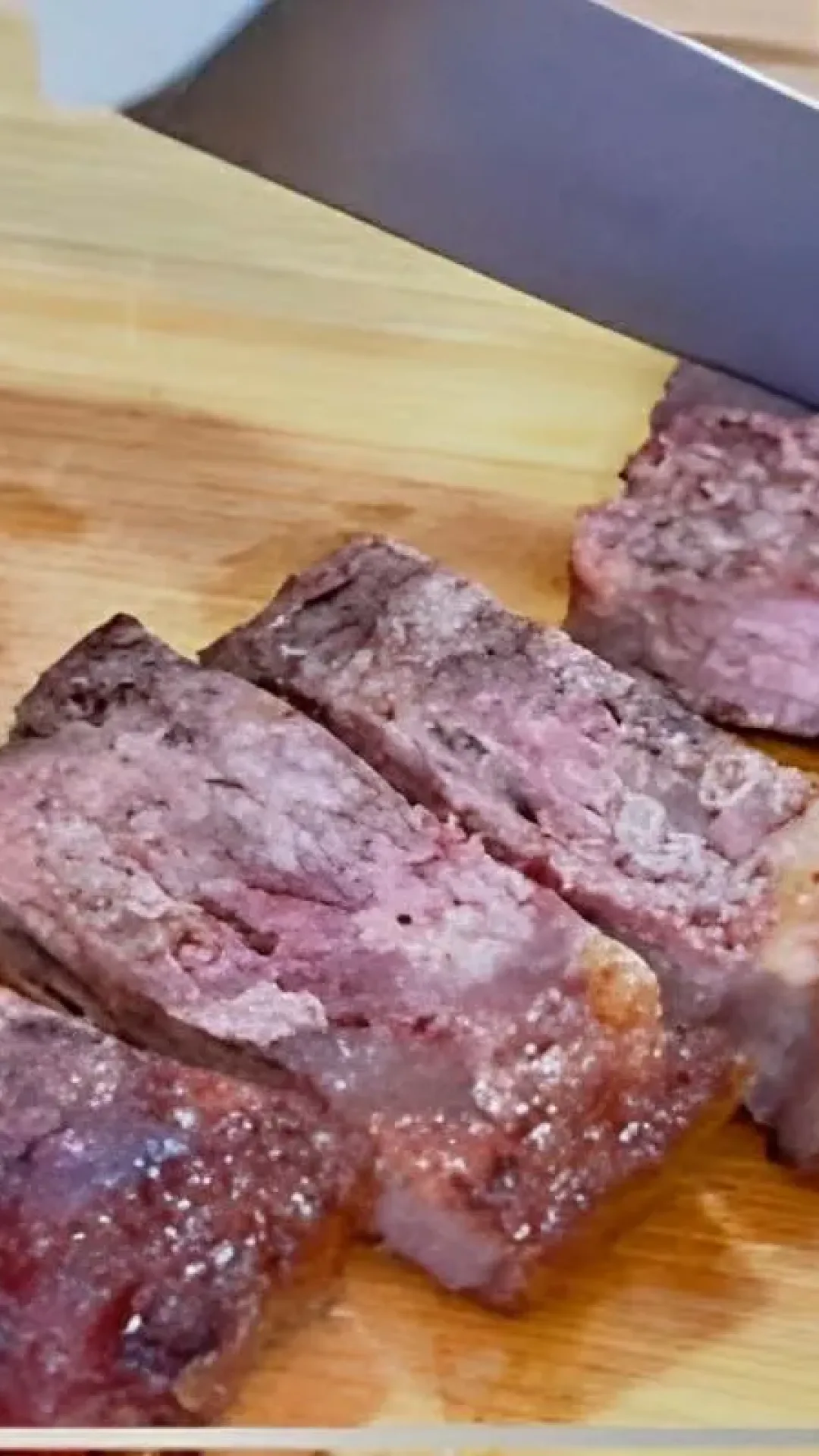 Não precisa de churrasqueira: faça churrasco na air fryer com carvão e veja com fica bom