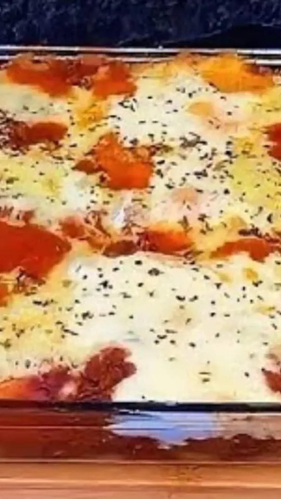 Nhoque de massa pronta com molho cremoso de carne, receita rápida para o almoço