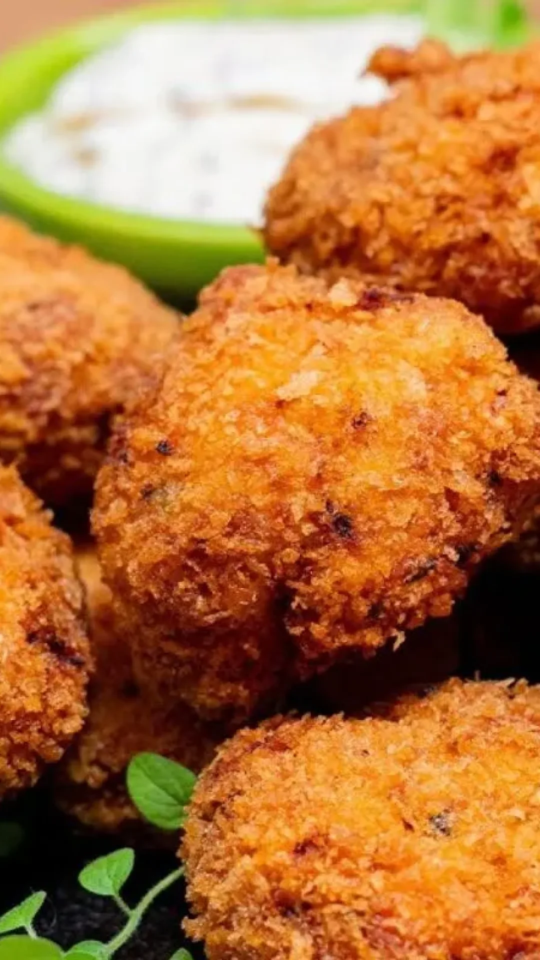 Nuggets caseiro crocante por fora e suculento por dentro: fácil de fazer e fritar