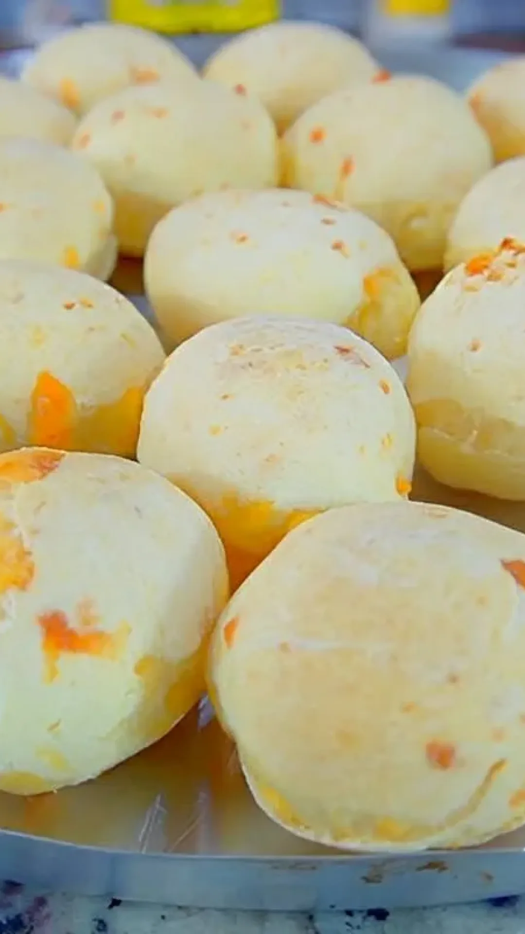 O segredo do pão de queijo que não murcha e fica crocante por fora e macio por dentro