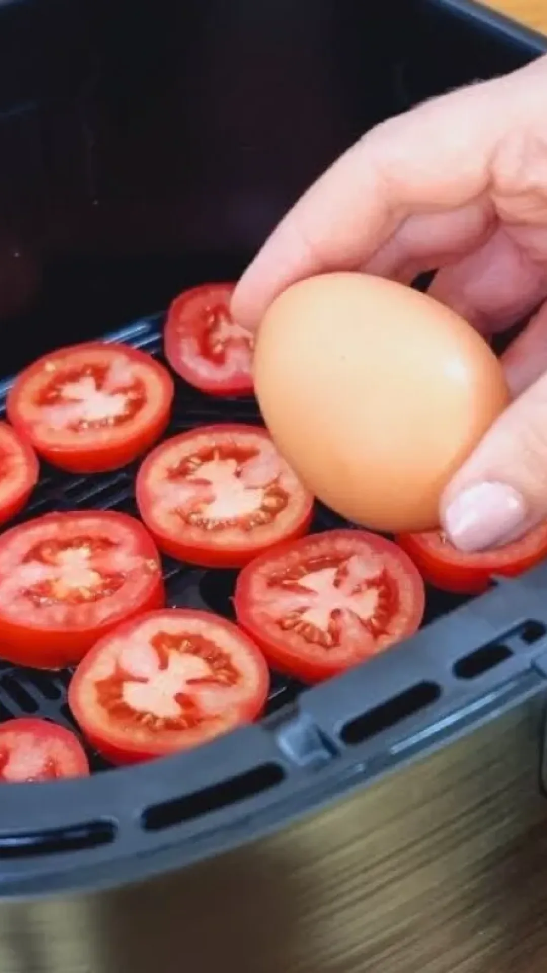 Omelete com legumes na air fryer leve, prática que viralizou na internet