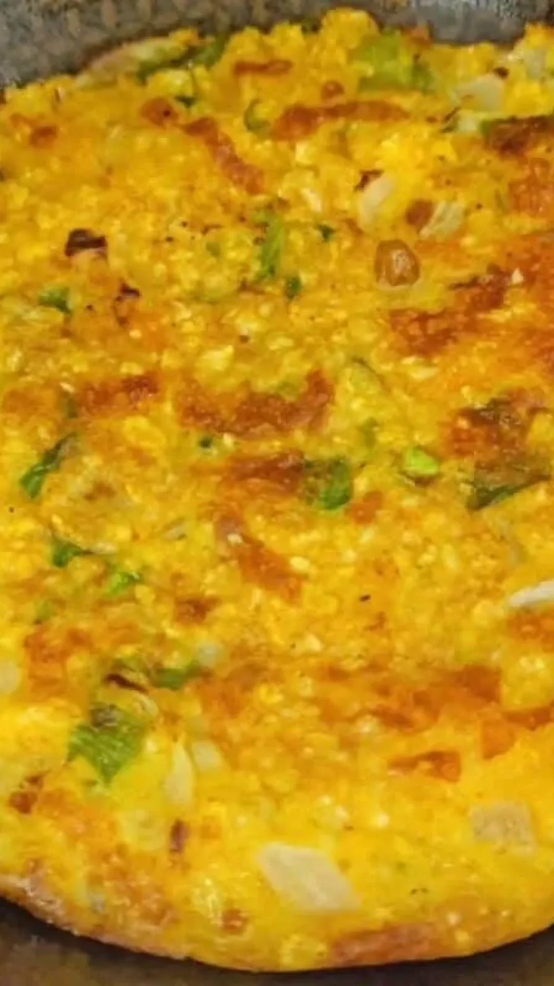 Omelete de flocão de frigideira, para o café da manhã, que fica pronto rapidamente e é saudável