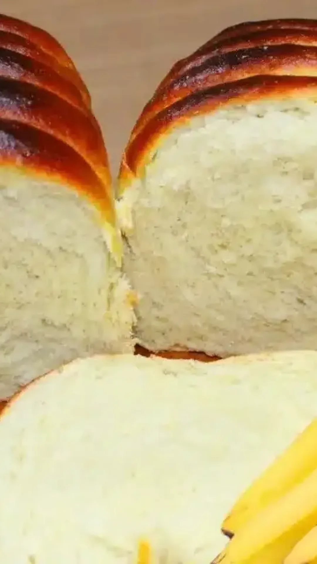 Pão caseiro de banana: fofinho e já sai recheado do forno