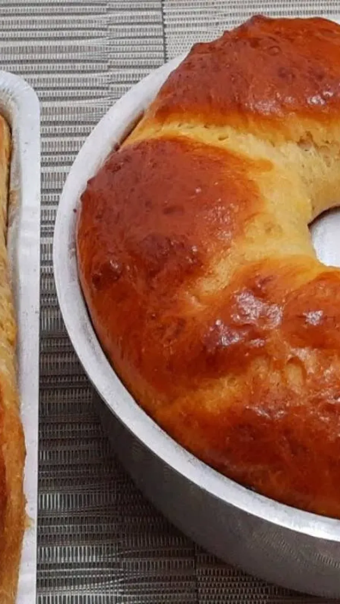 Pão caseiro de liquidificador para saborear no lanche da tarde quentinho com manteiga