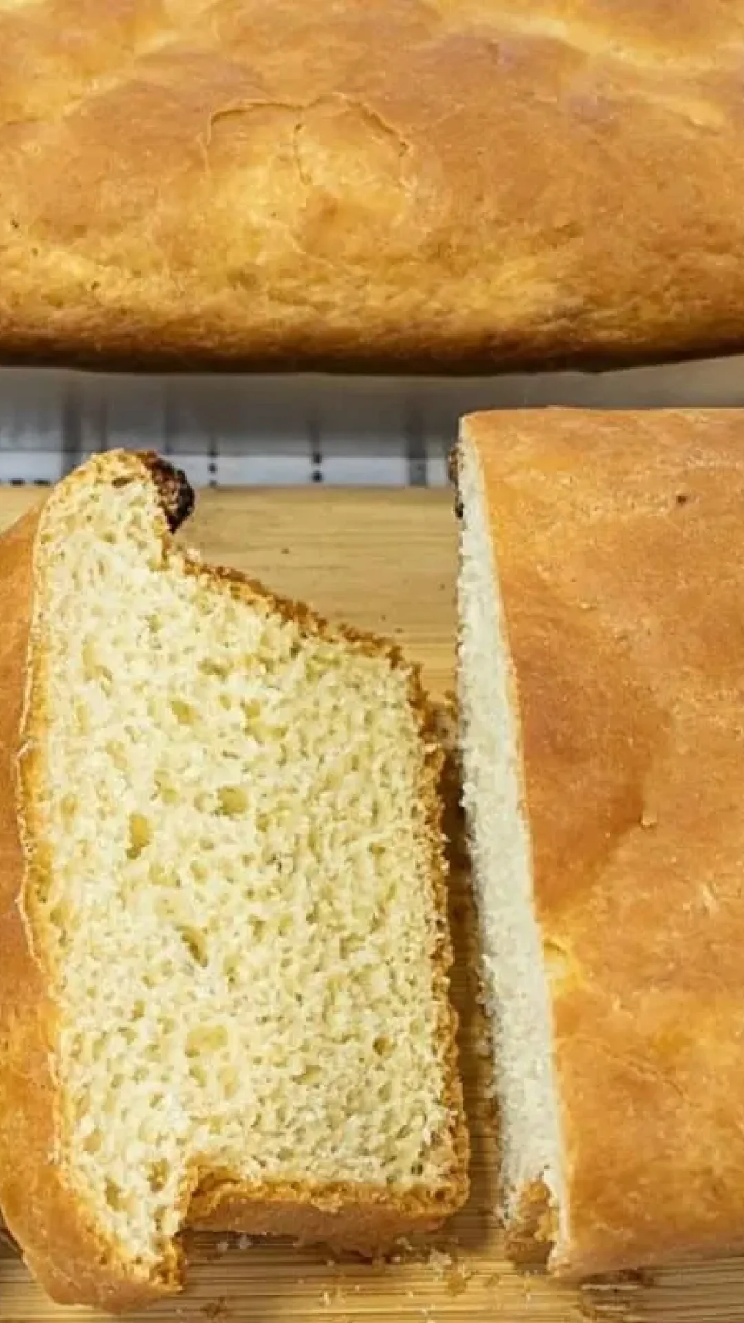 Pão caseiro de massa mole que fica delicioso para comer quentinho com manteiga derretendo